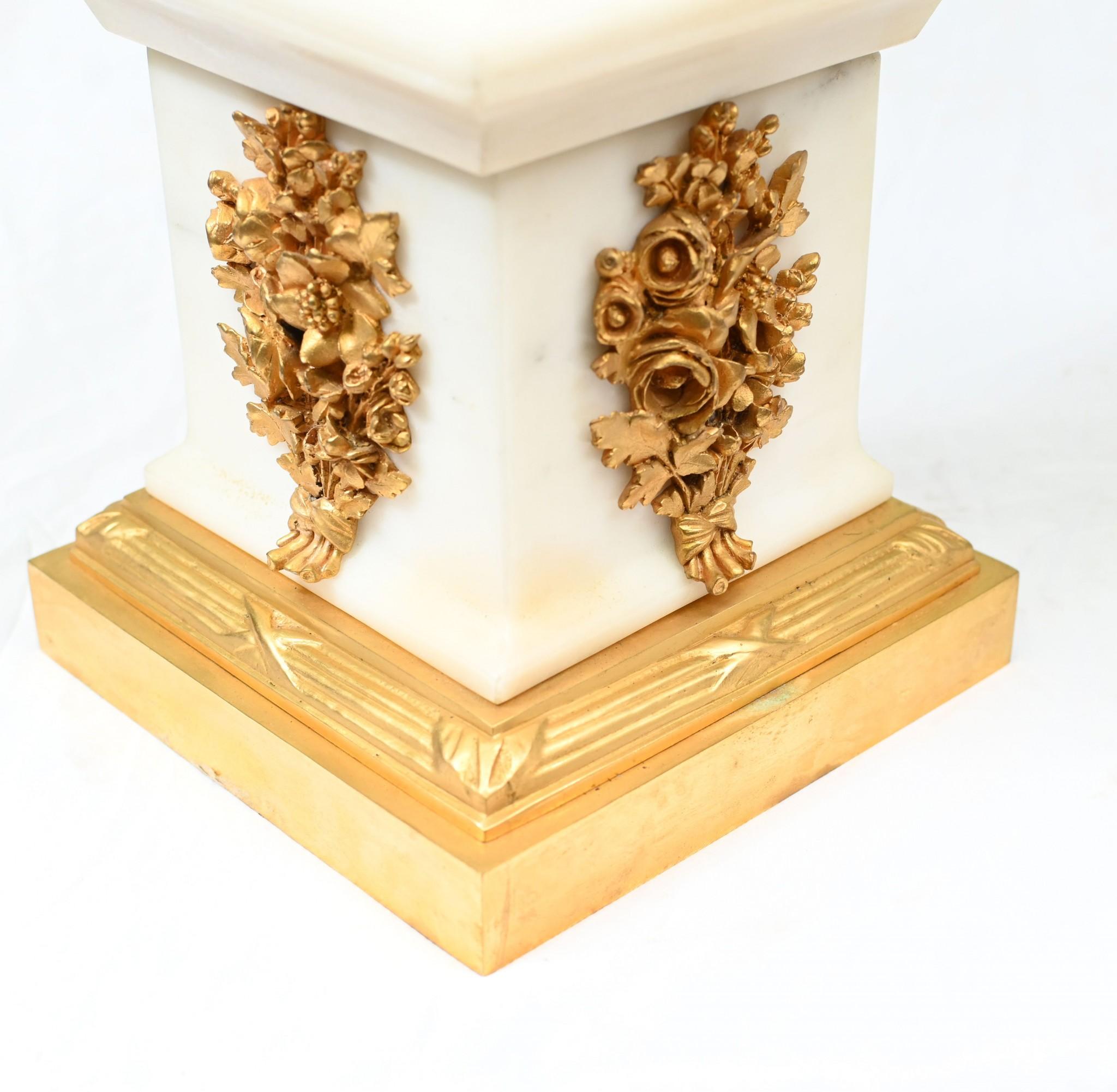 Fine XIX secolo Coppia di candelabri francesi dorati a cherubino Clodion 1880 in vendita