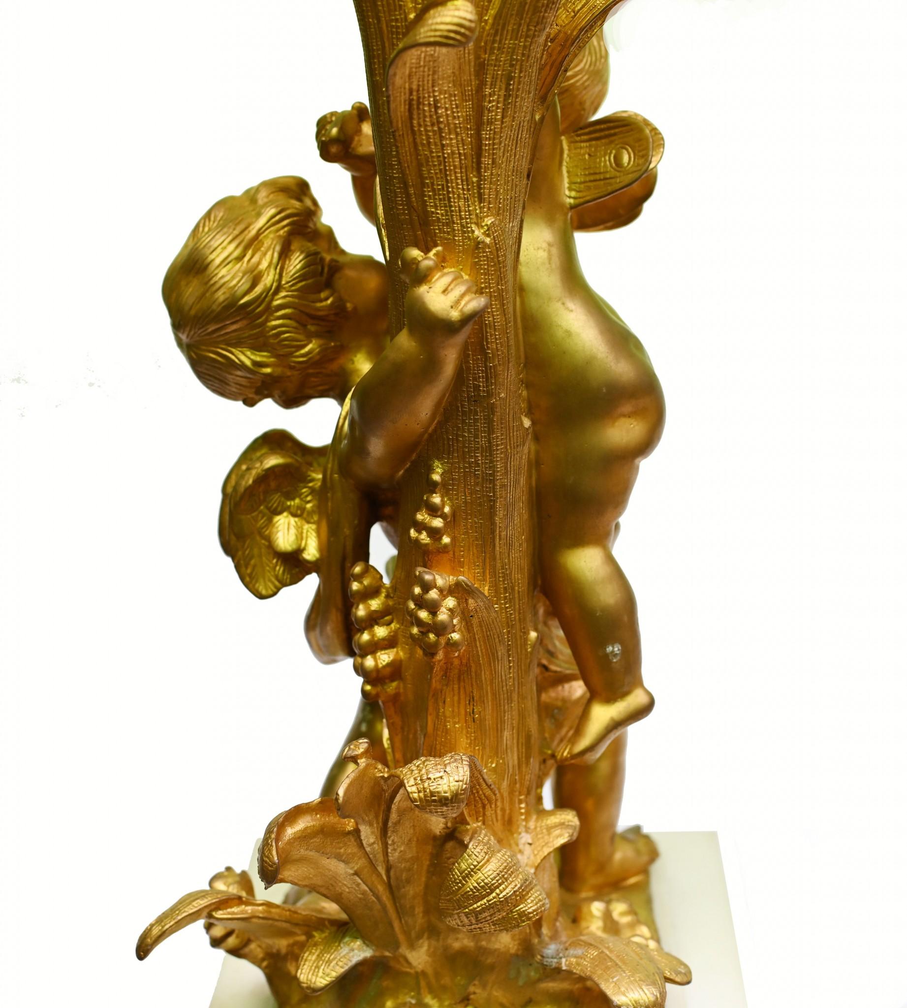 Marmo Coppia di candelabri francesi dorati a cherubino Clodion 1880 in vendita