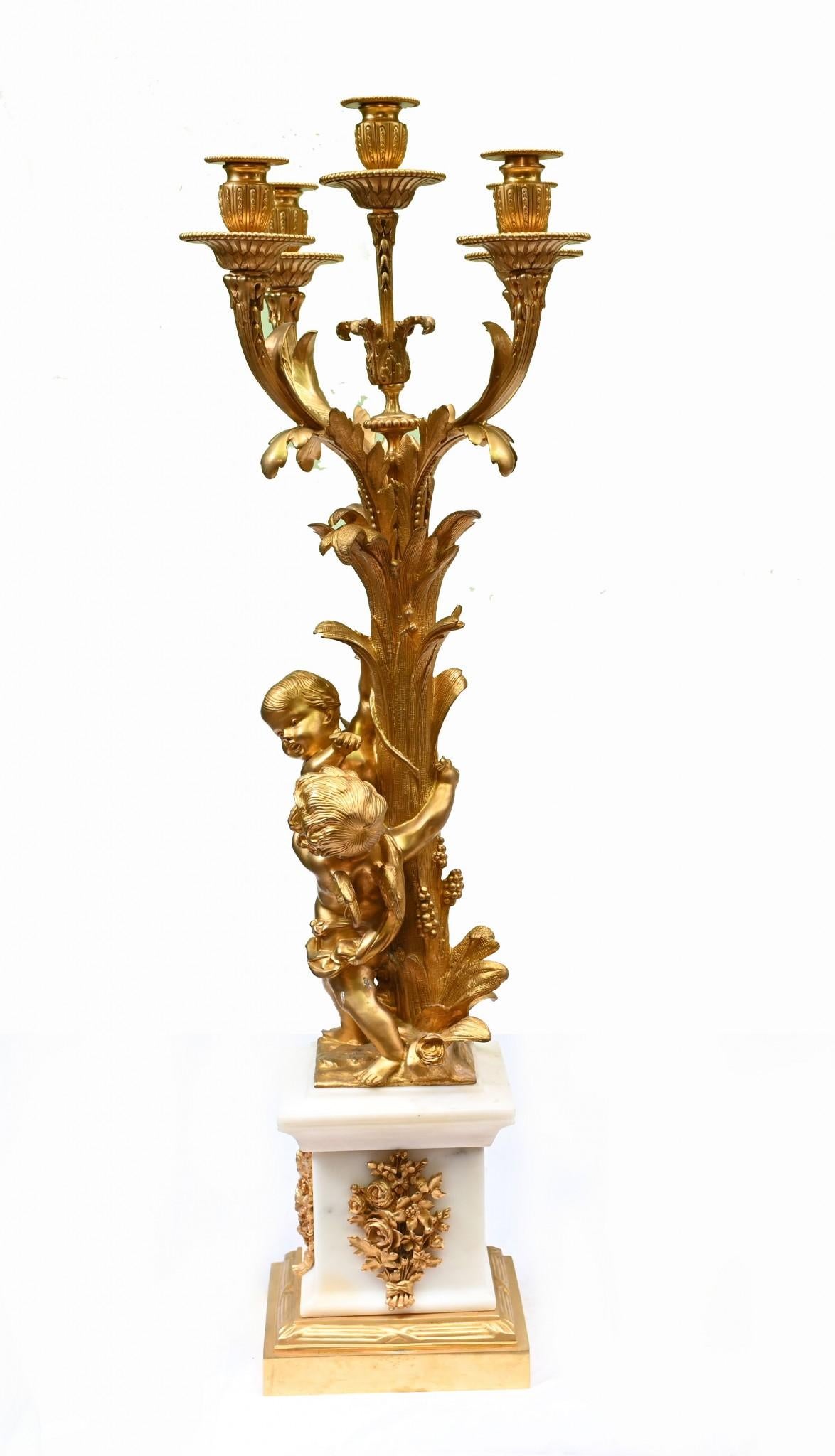 Coppia di candelabri francesi dorati a cherubino Clodion 1880 in vendita 1