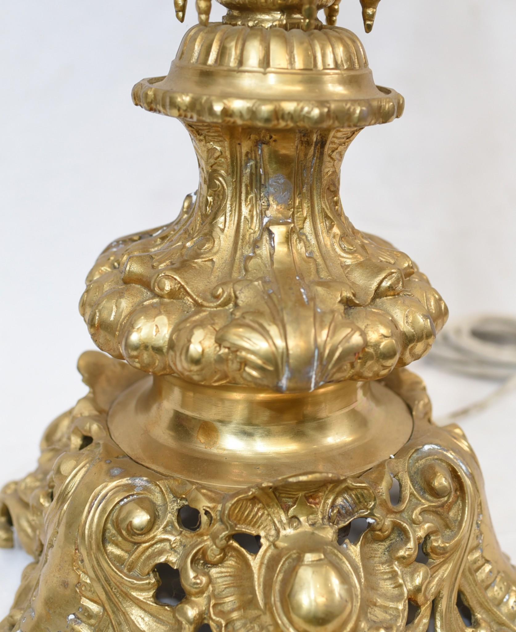 Pareja de elegantes lámparas de mesa doradas de estilo Imperio francés
Buen tamaño con más de un metro de altura - 1010 CM
Tanta calidad en la fundición de las lámparas
Comprado a un marchante de la Marche Biron en los mercados de antigüedades de