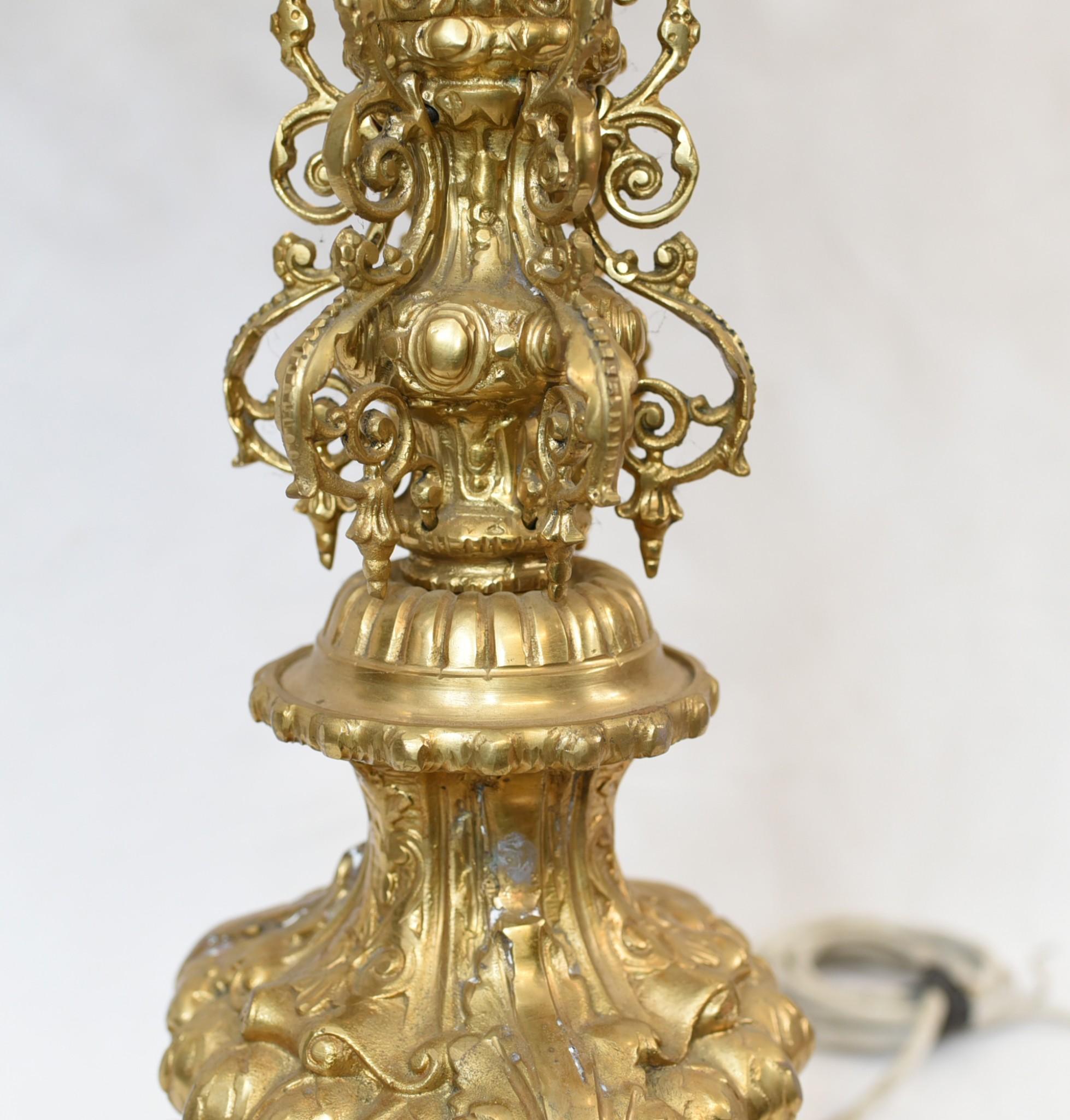 Pareja de lámparas doradas francesas Lámparas de mesa imperio Imperio en venta