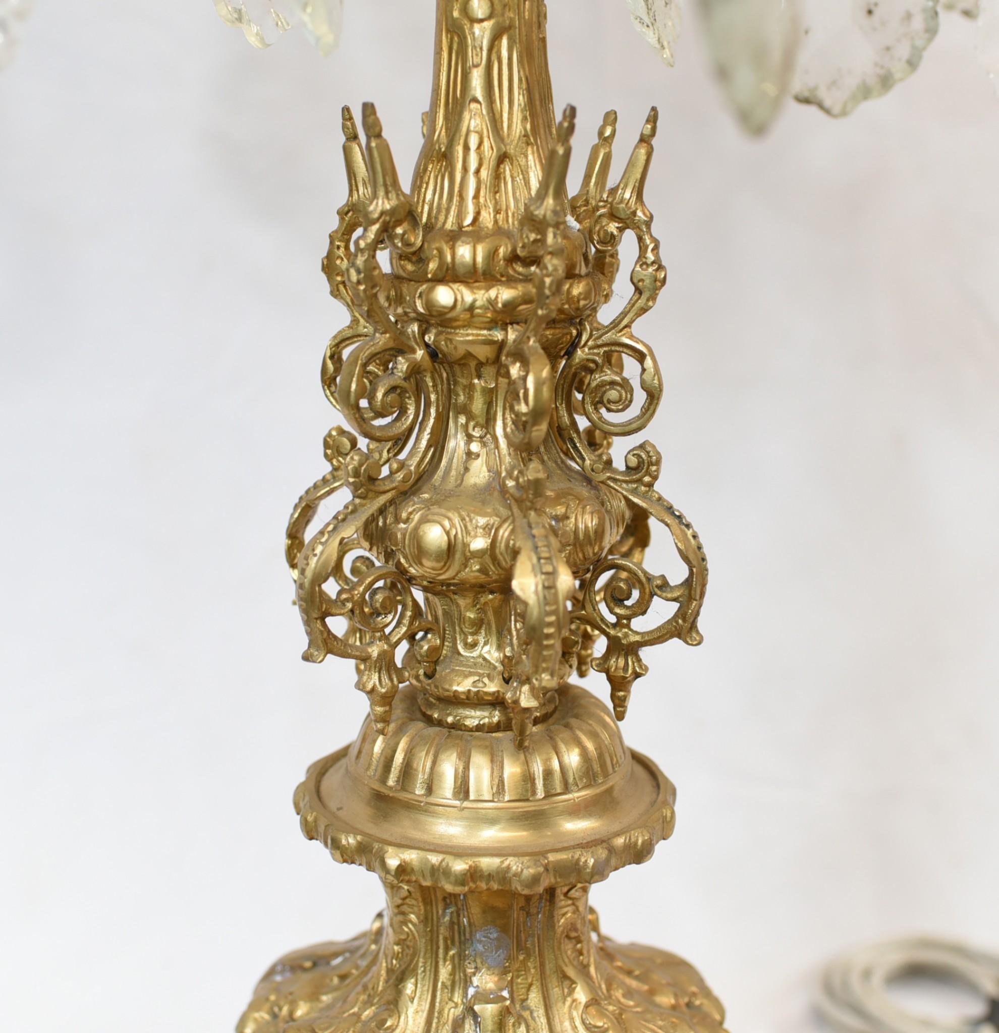 Pareja de lámparas doradas francesas Lámparas de mesa imperio finales del siglo XX en venta