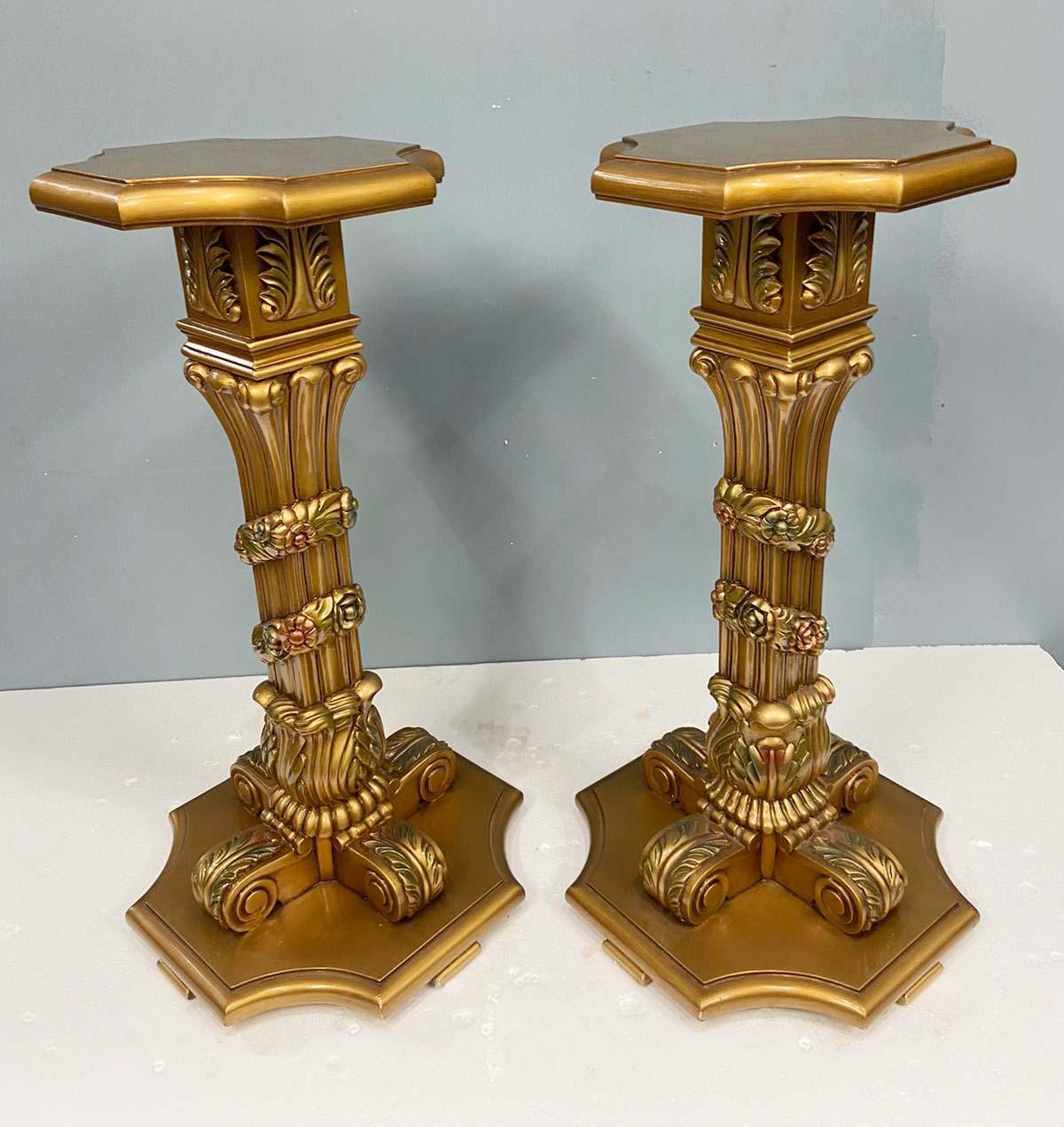 Paire de guéridons français dorés néo-classique baroque en vente 7