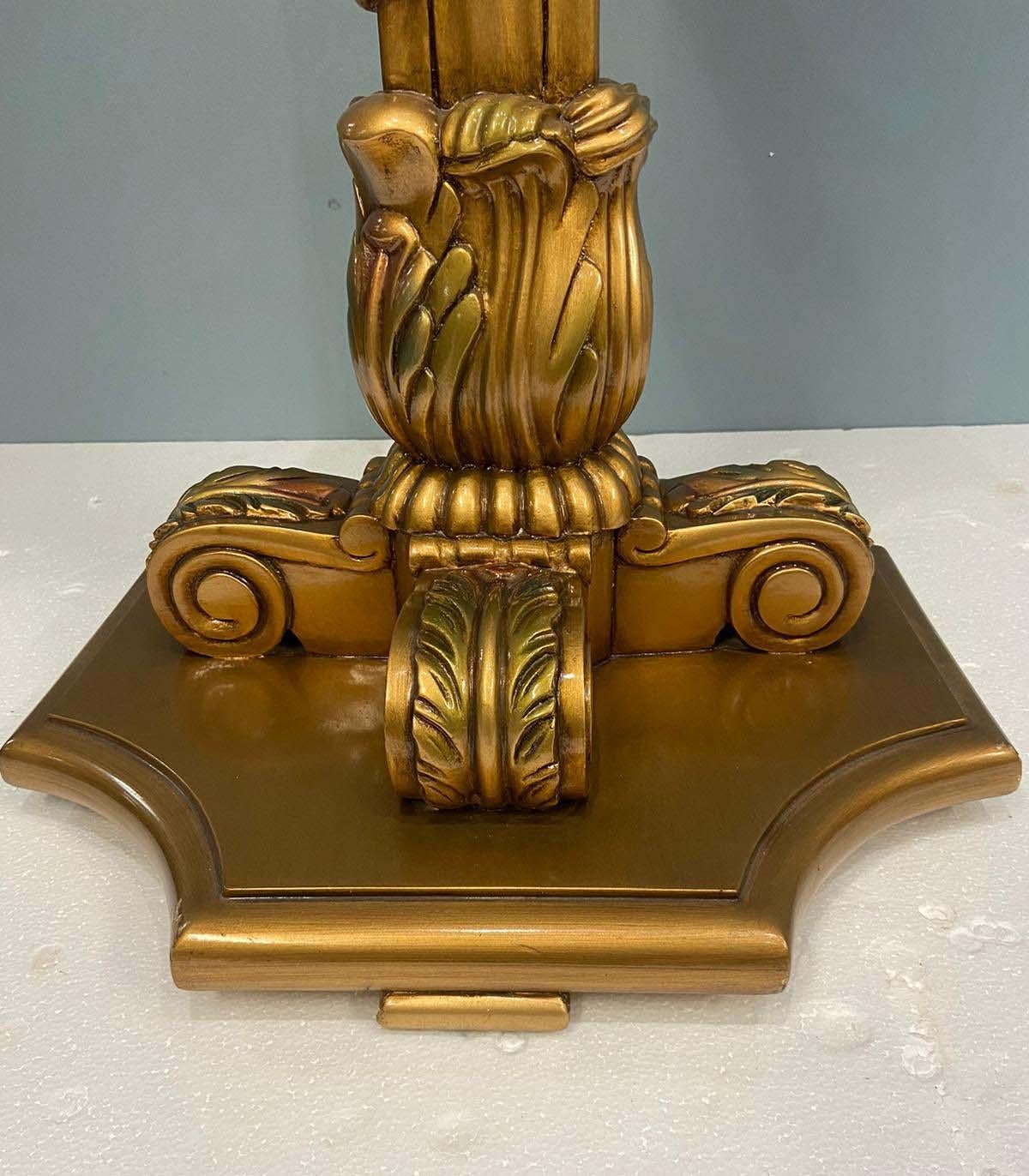 Paire de guéridons français dorés néo-classique baroque en vente 1