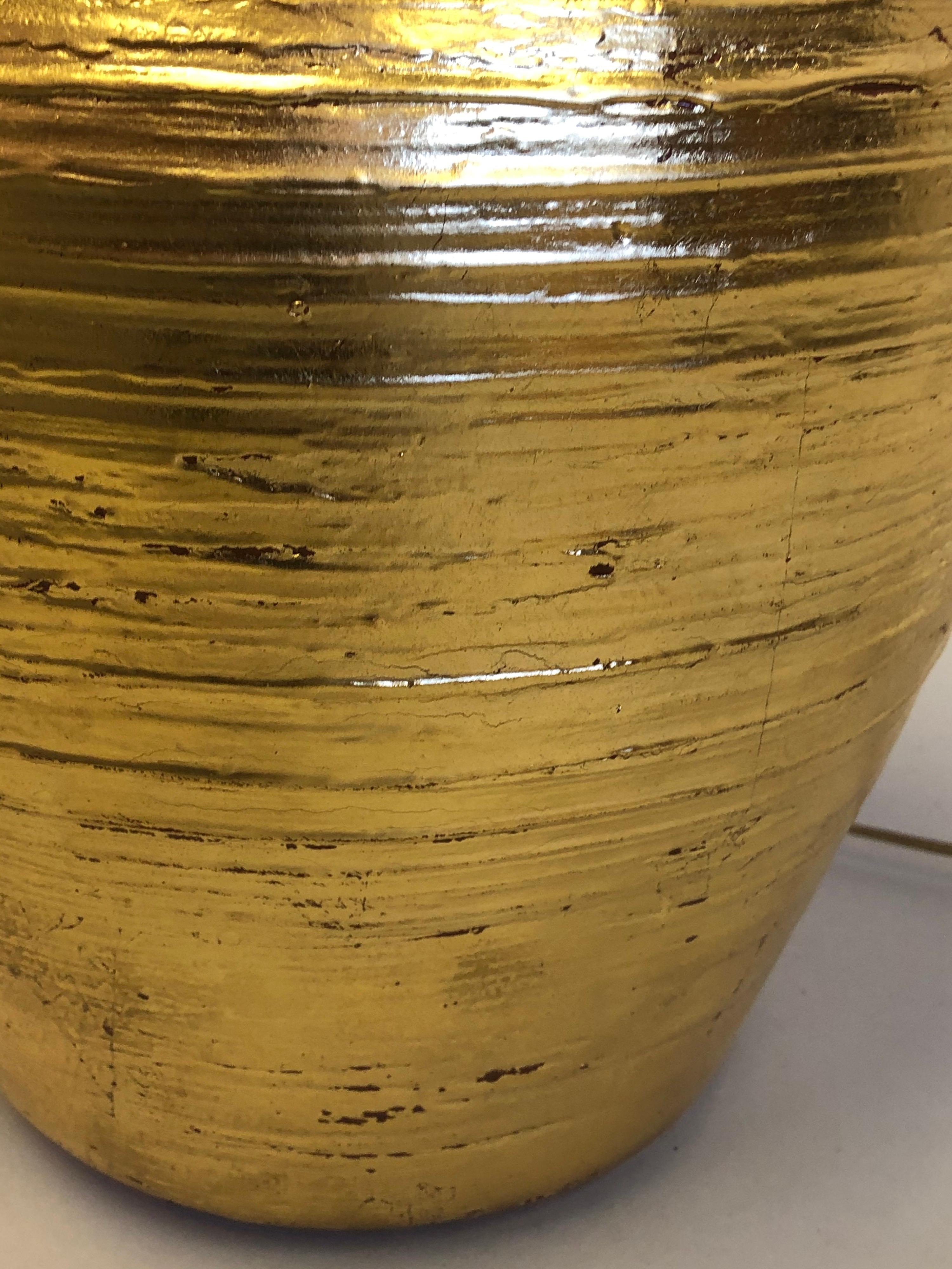 Paire de lampes de table en terre cuite dorée:: Giacometti pour Jean-Michel Frank en vente 1