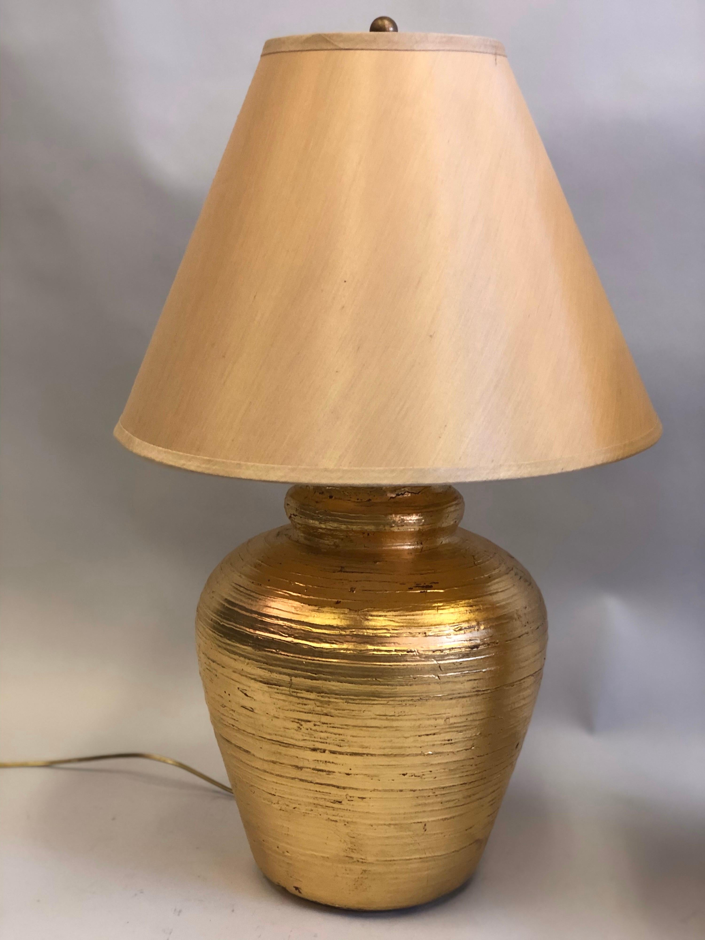 Mid-Century Modern Paire de lampes de table en terre cuite dorée:: Giacometti pour Jean-Michel Frank en vente