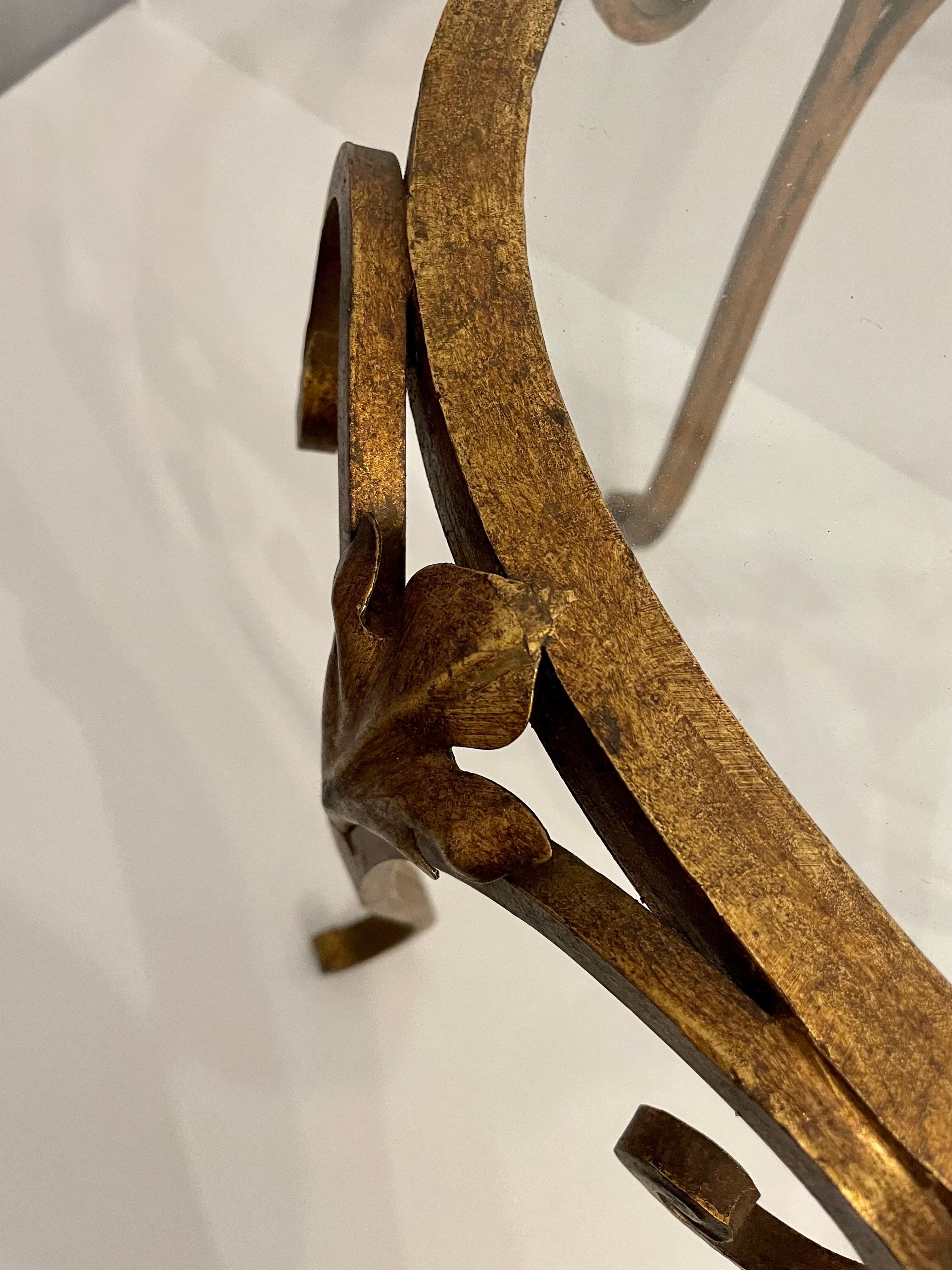 Paar französische Beistelltische aus vergoldetem Schmiedeeisen und Glas im Angebot 5