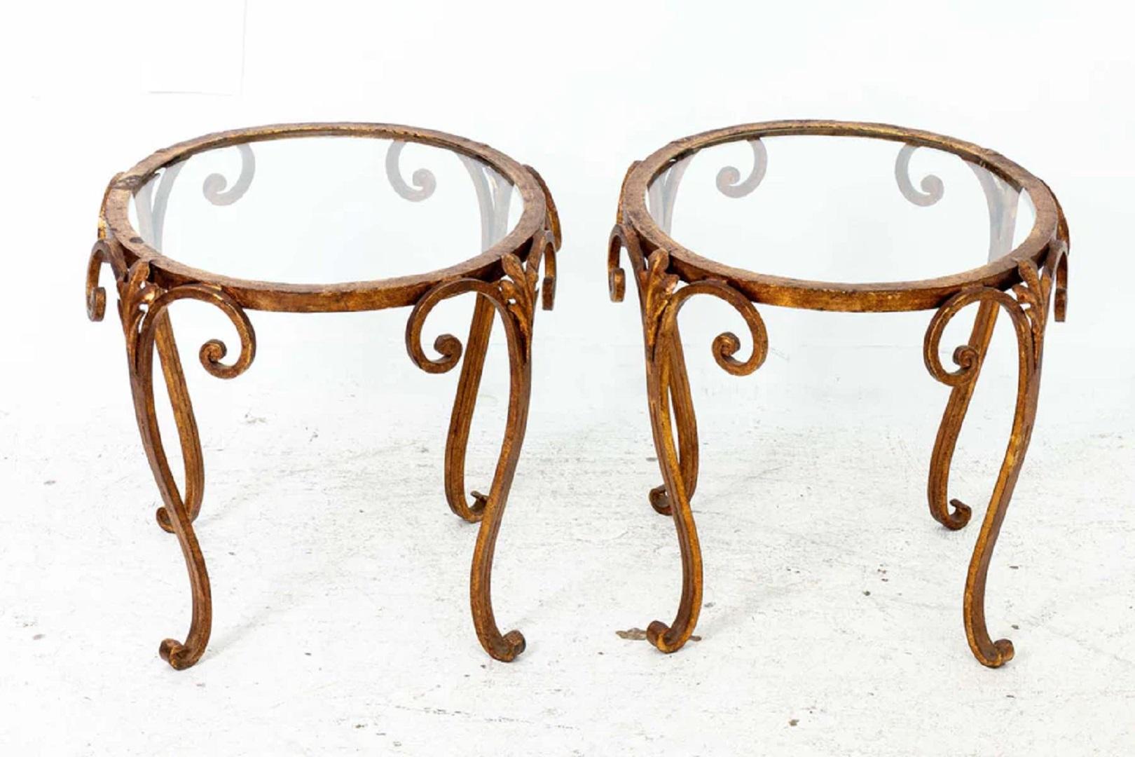 Paar französische Beistelltische aus vergoldetem Schmiedeeisen und Glas (Französisch) im Angebot