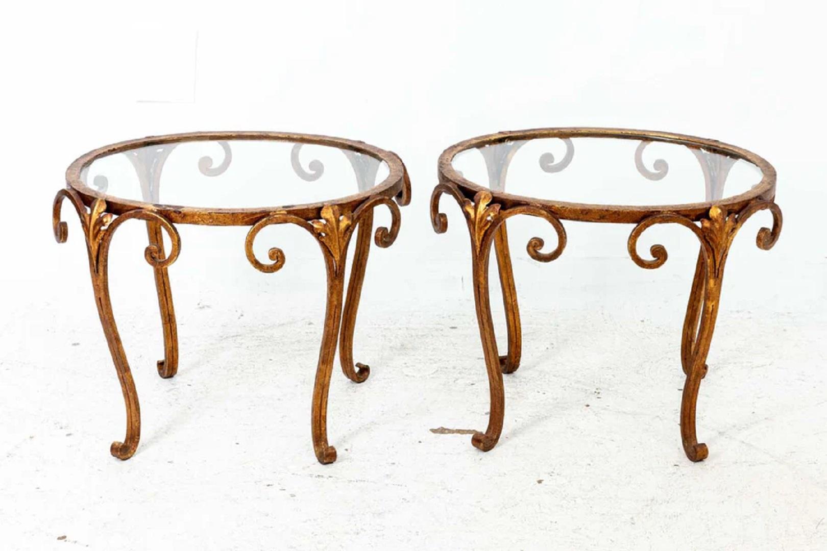 Paar französische Beistelltische aus vergoldetem Schmiedeeisen und Glas (Vergoldet) im Angebot