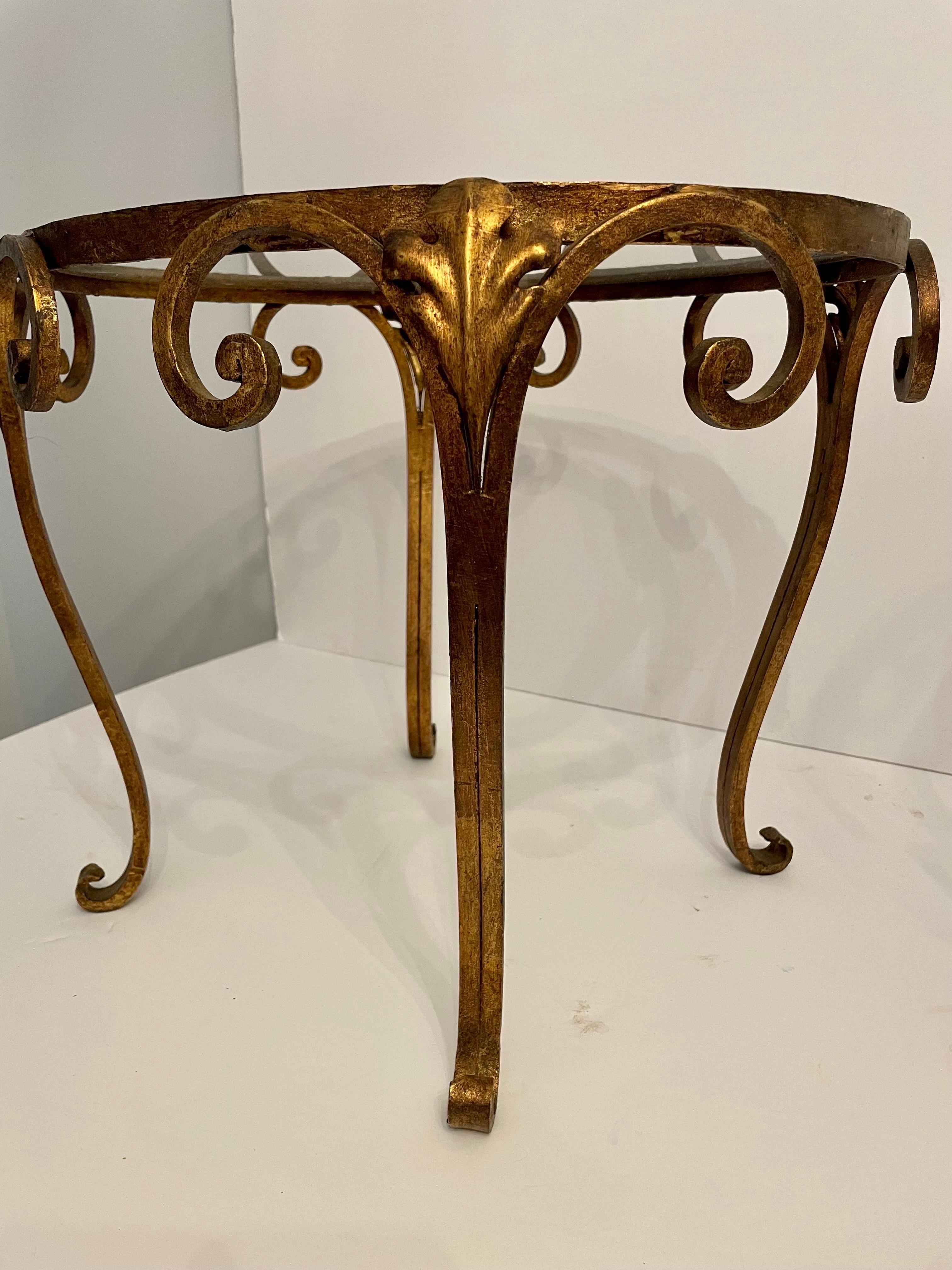 20ième siècle Paire de tables d'appoint françaises en fer forgé doré et verre en vente