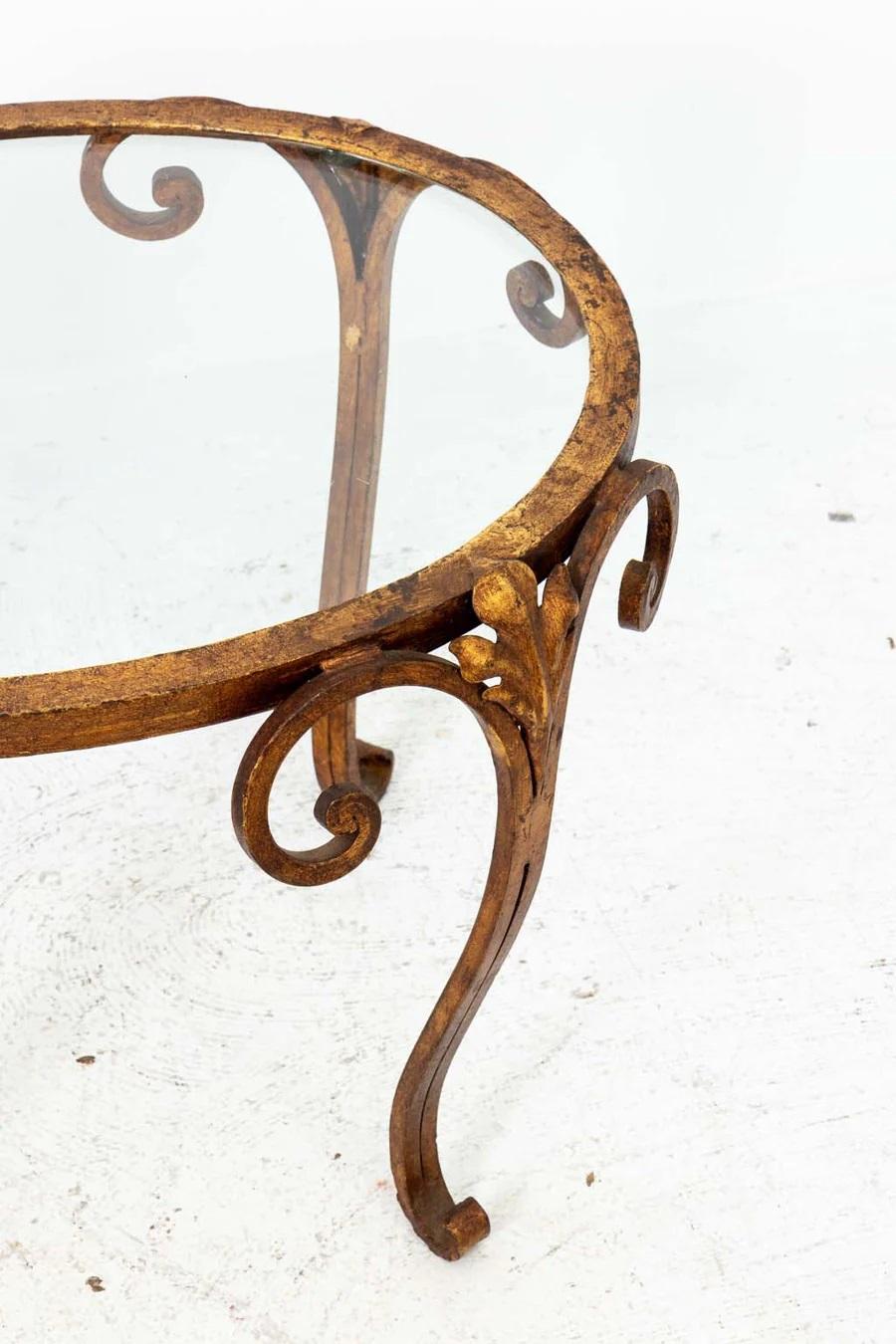 Paar französische Beistelltische aus vergoldetem Schmiedeeisen und Glas im Angebot 2