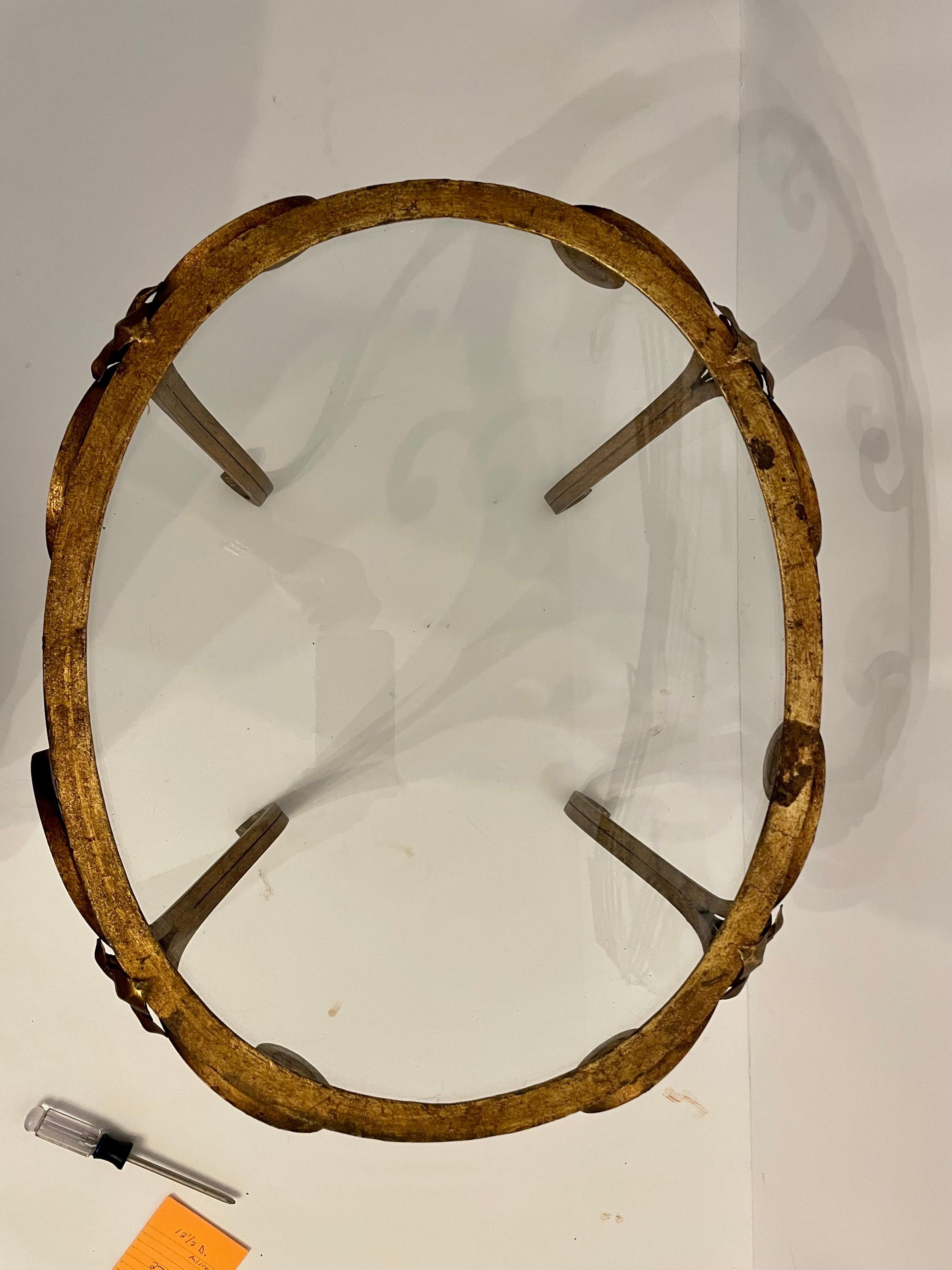 Paar französische Beistelltische aus vergoldetem Schmiedeeisen und Glas im Angebot 3