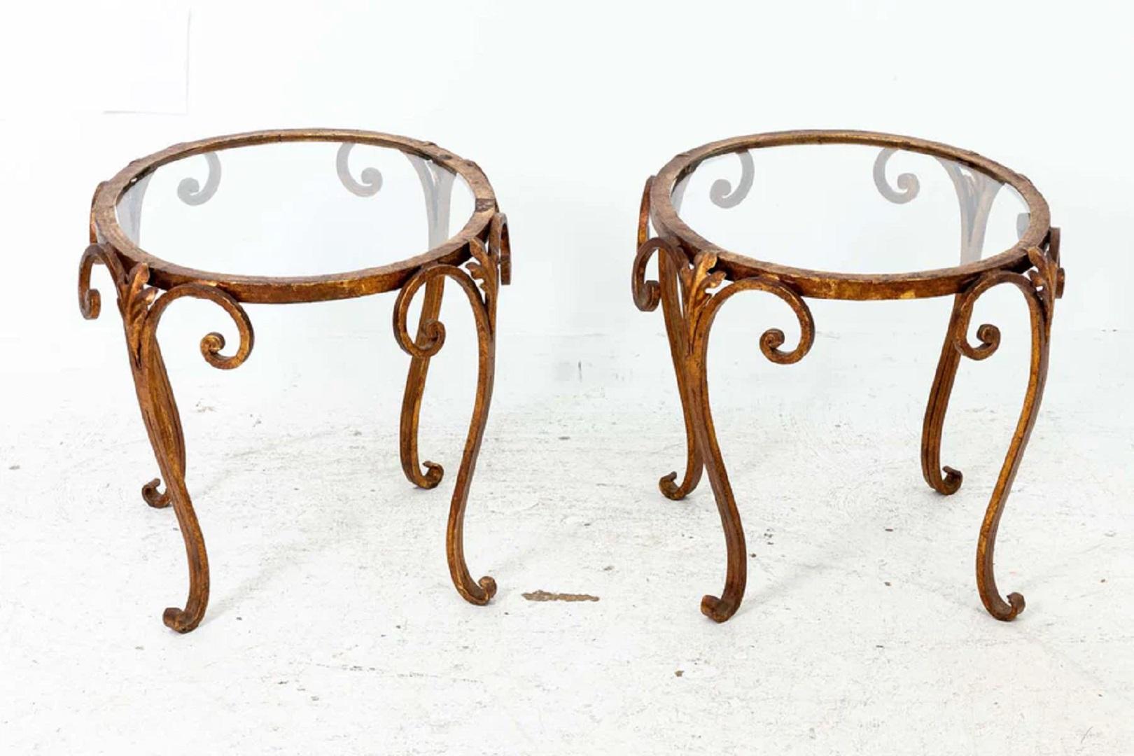 Pair Super Chic Französisch vergoldet Schmiedeeisen und Glas Beistelltische. Guter Gesamtzustand, leichter Lackverlust am oberen Rand und einige alters- und gebrauchsbedingte Kratzer am Glas. Jeder misst 20