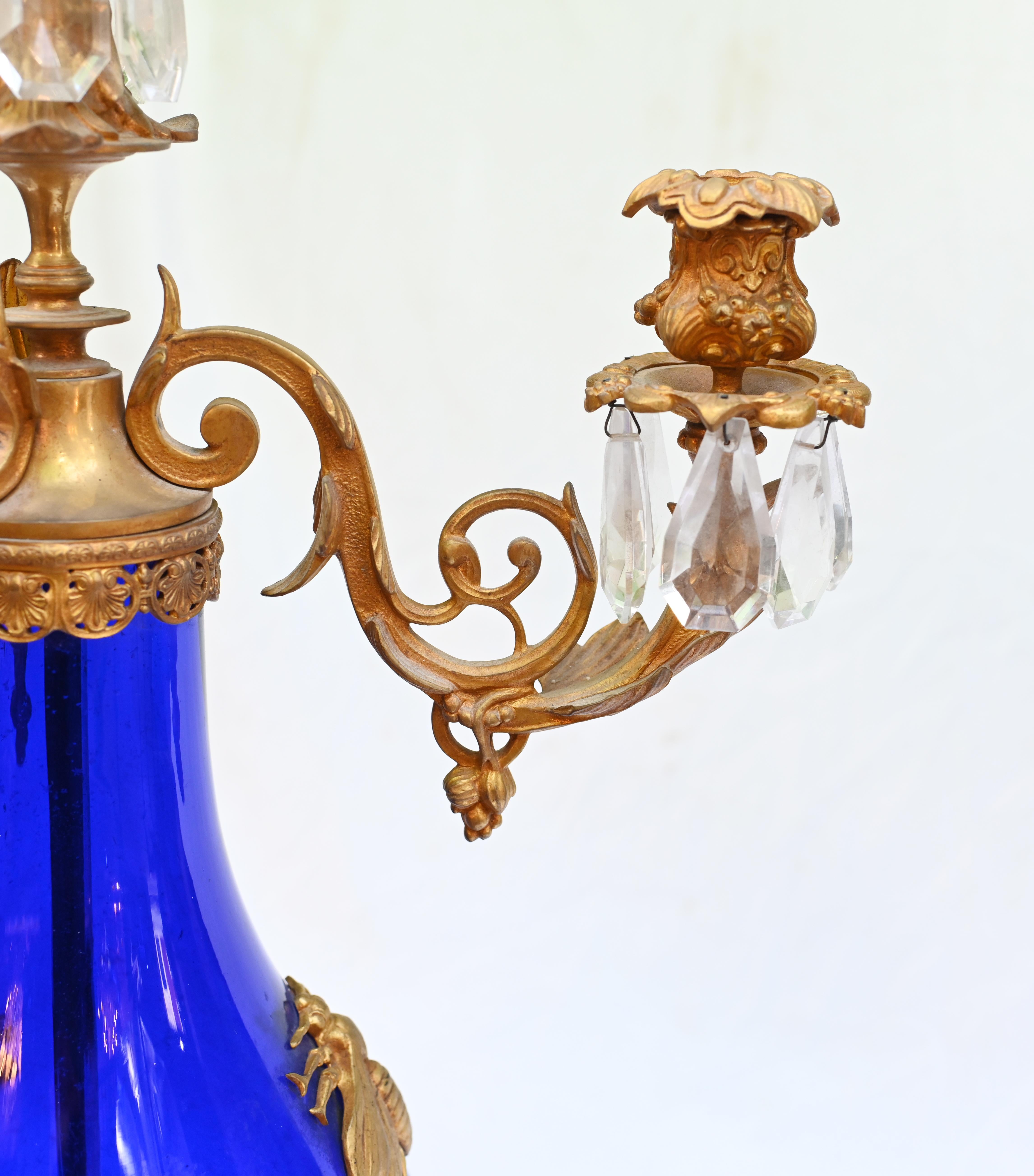 Paire de candélabres en verre français dorés Empire 1870 en vente 6