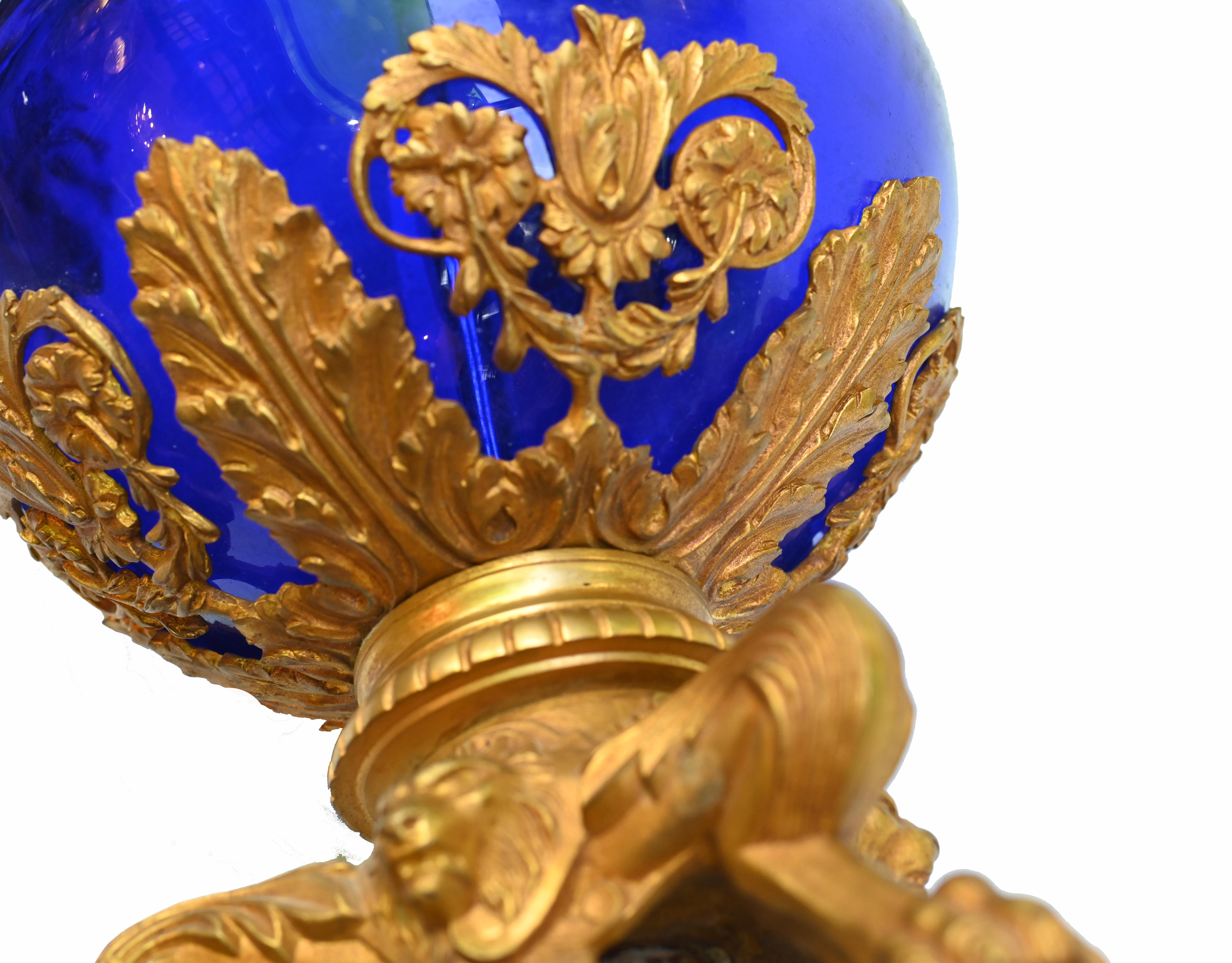 Paire de candélabres en verre français dorés Empire 1870 en vente 9