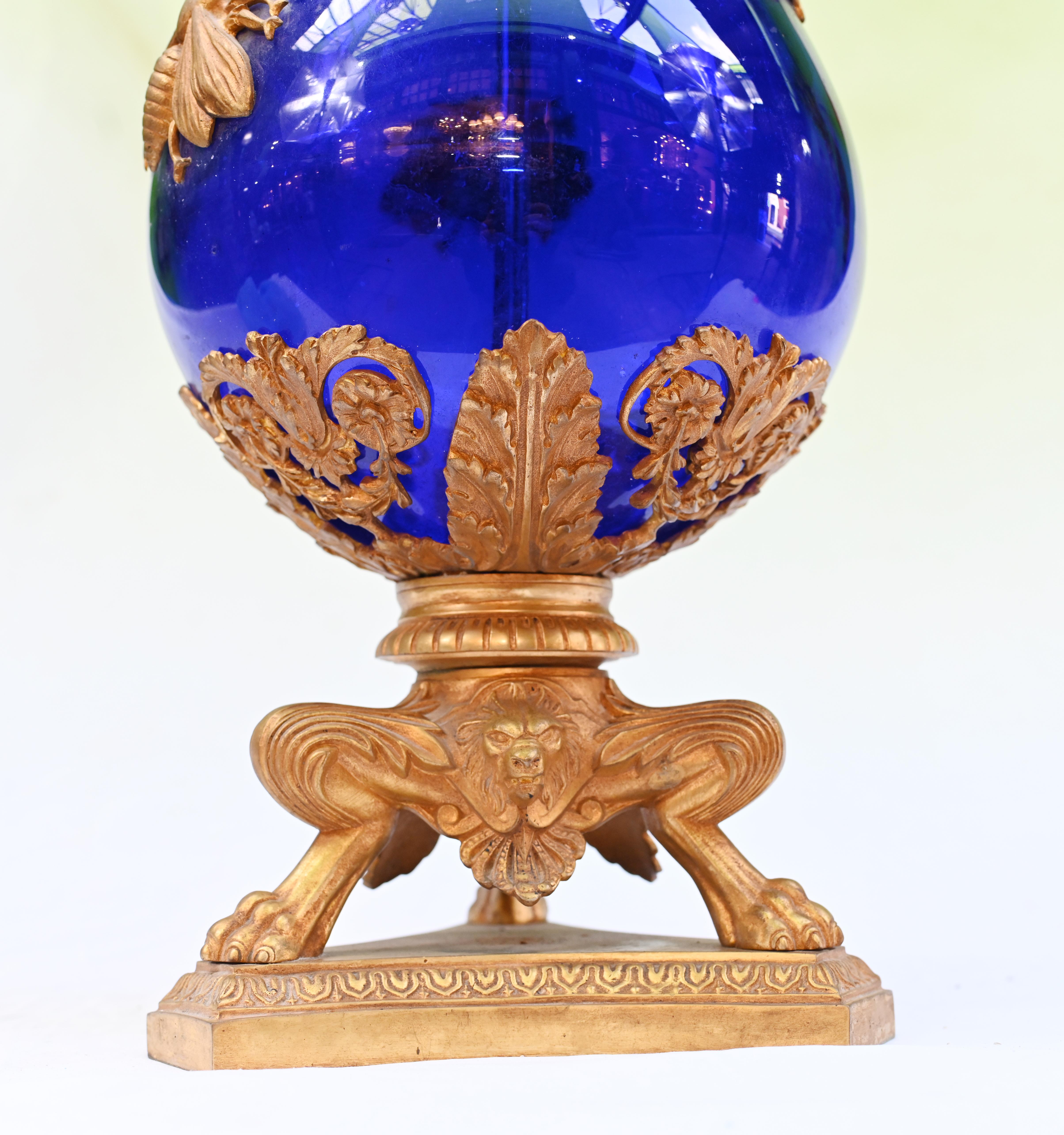 Paire de candélabres en verre français dorés Empire 1870 en vente 2