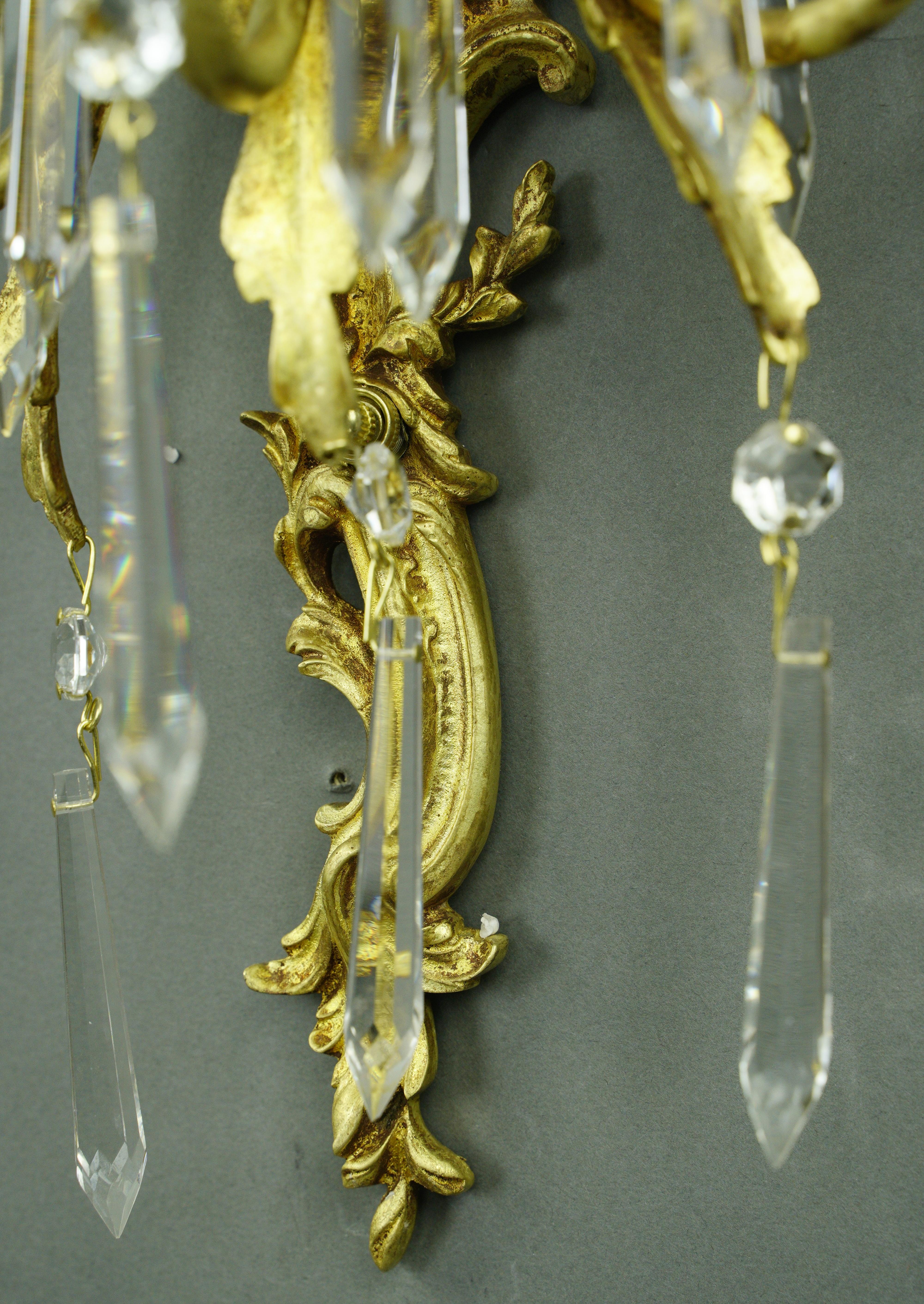 Paire d'appliques murales françaises en bronze doré et cristal en vente 4