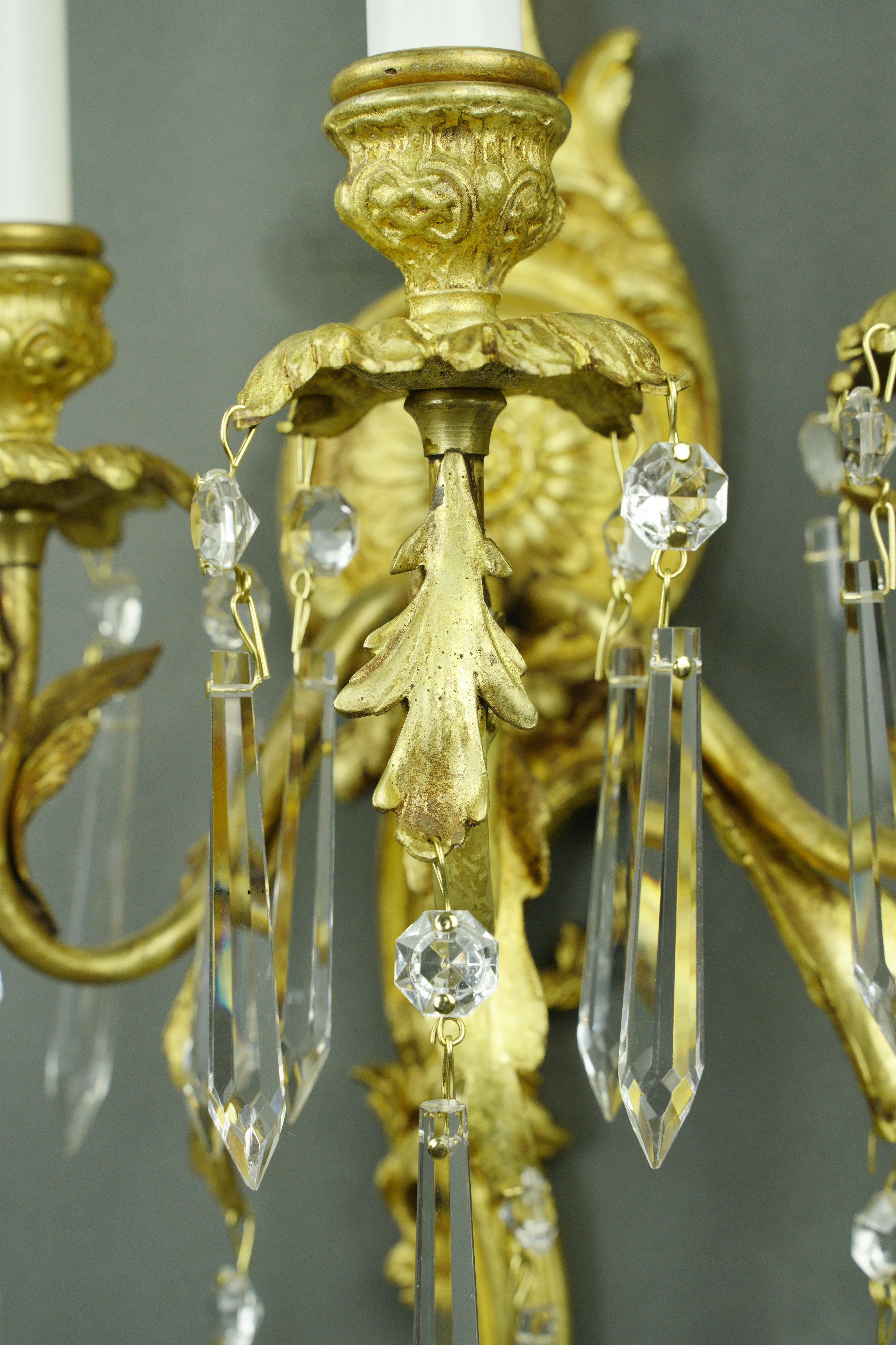 Paire d'appliques murales françaises en bronze doré et cristal en vente 5