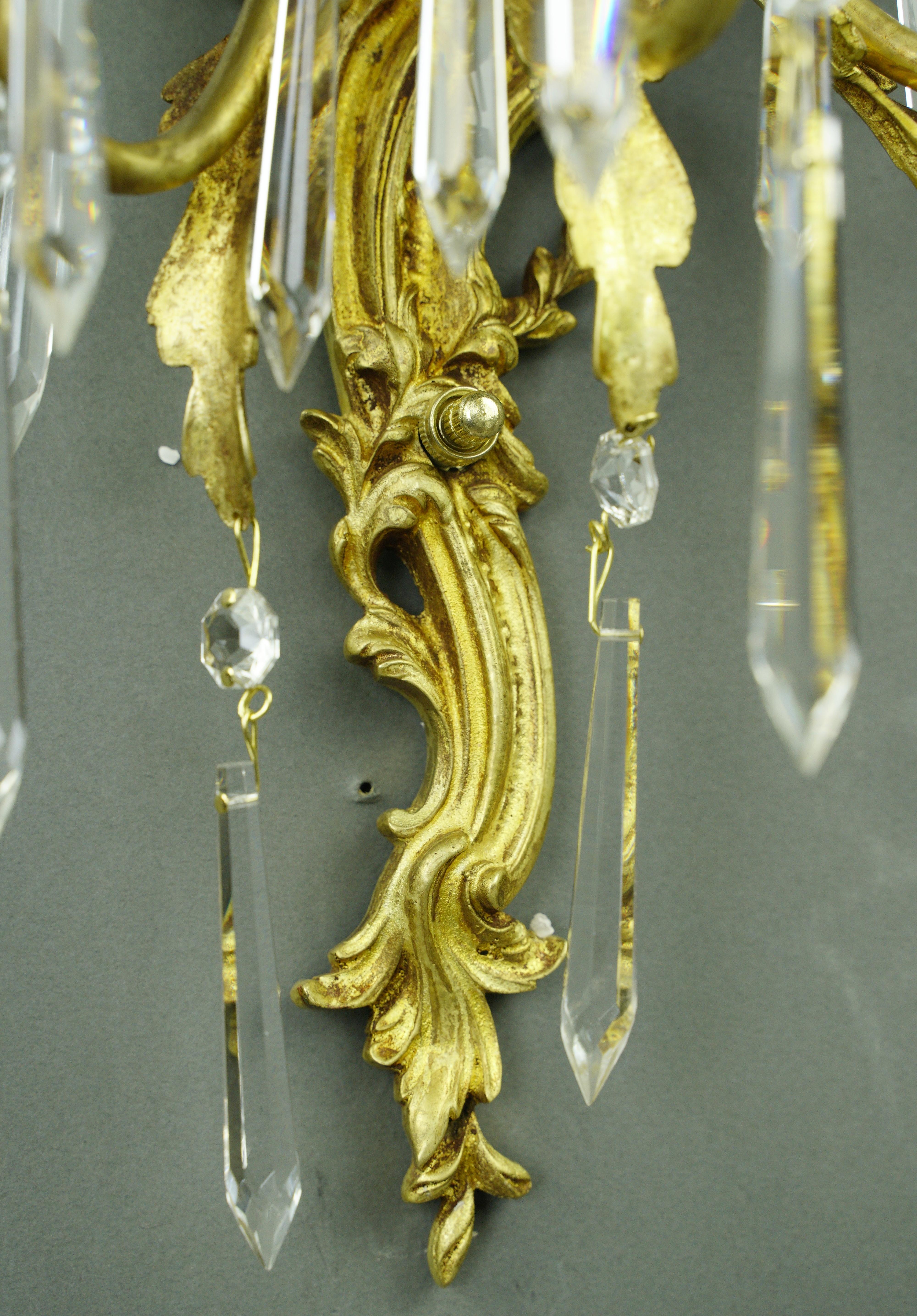 Paire d'appliques murales françaises en bronze doré et cristal en vente 6