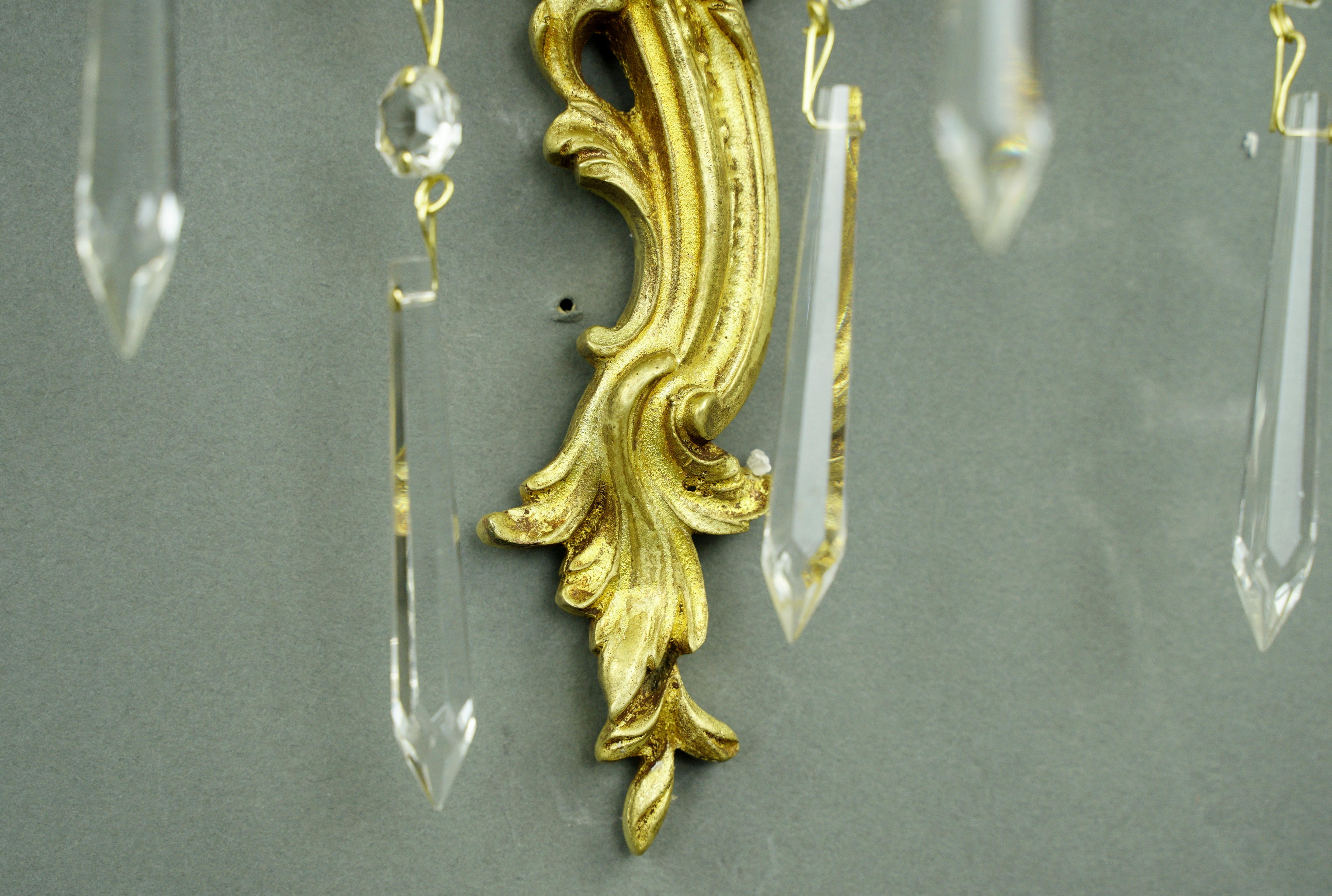 Paire d'appliques murales françaises en bronze doré et cristal en vente 7