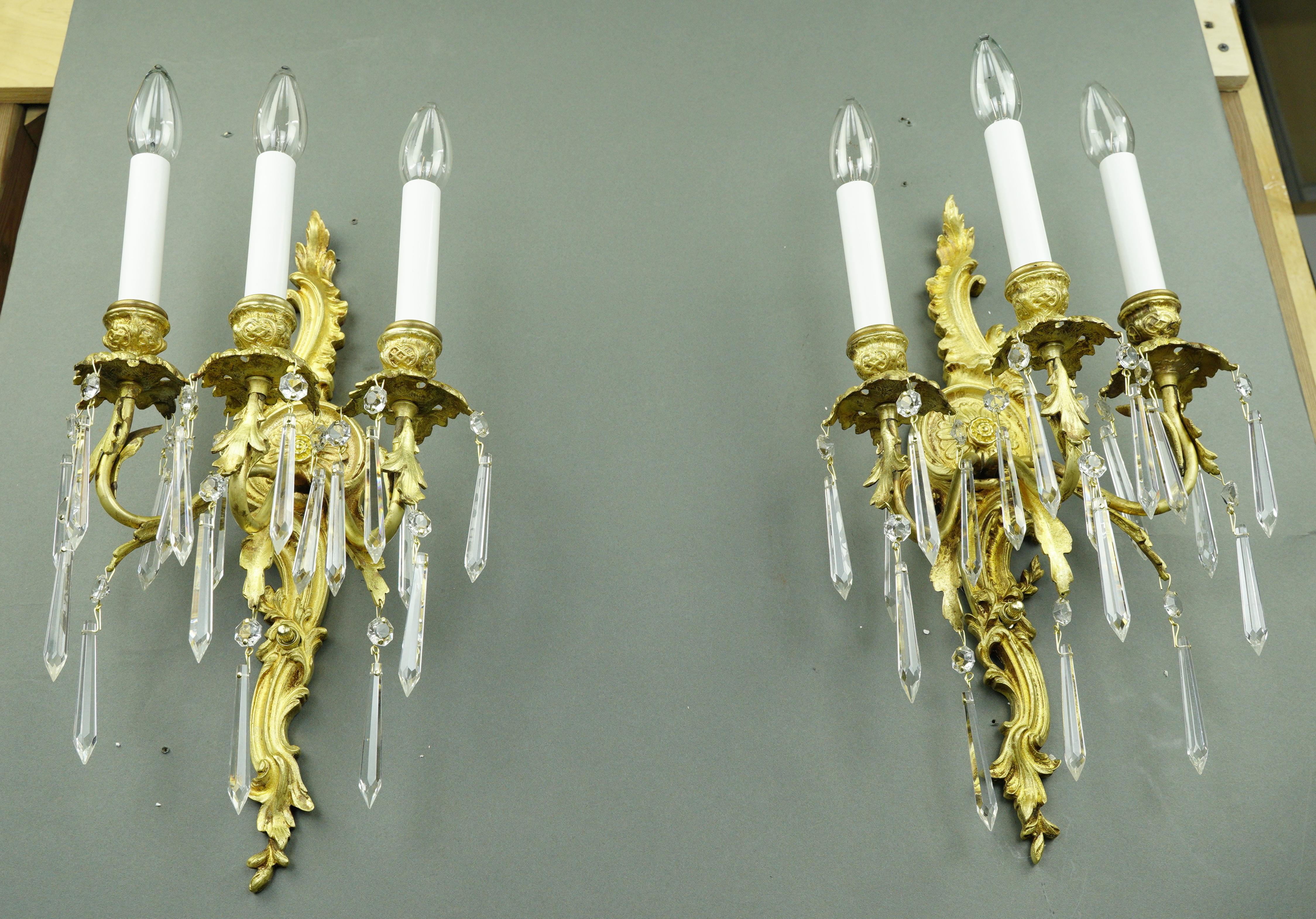 Paire d'appliques murales françaises en bronze doré et cristal en vente 8