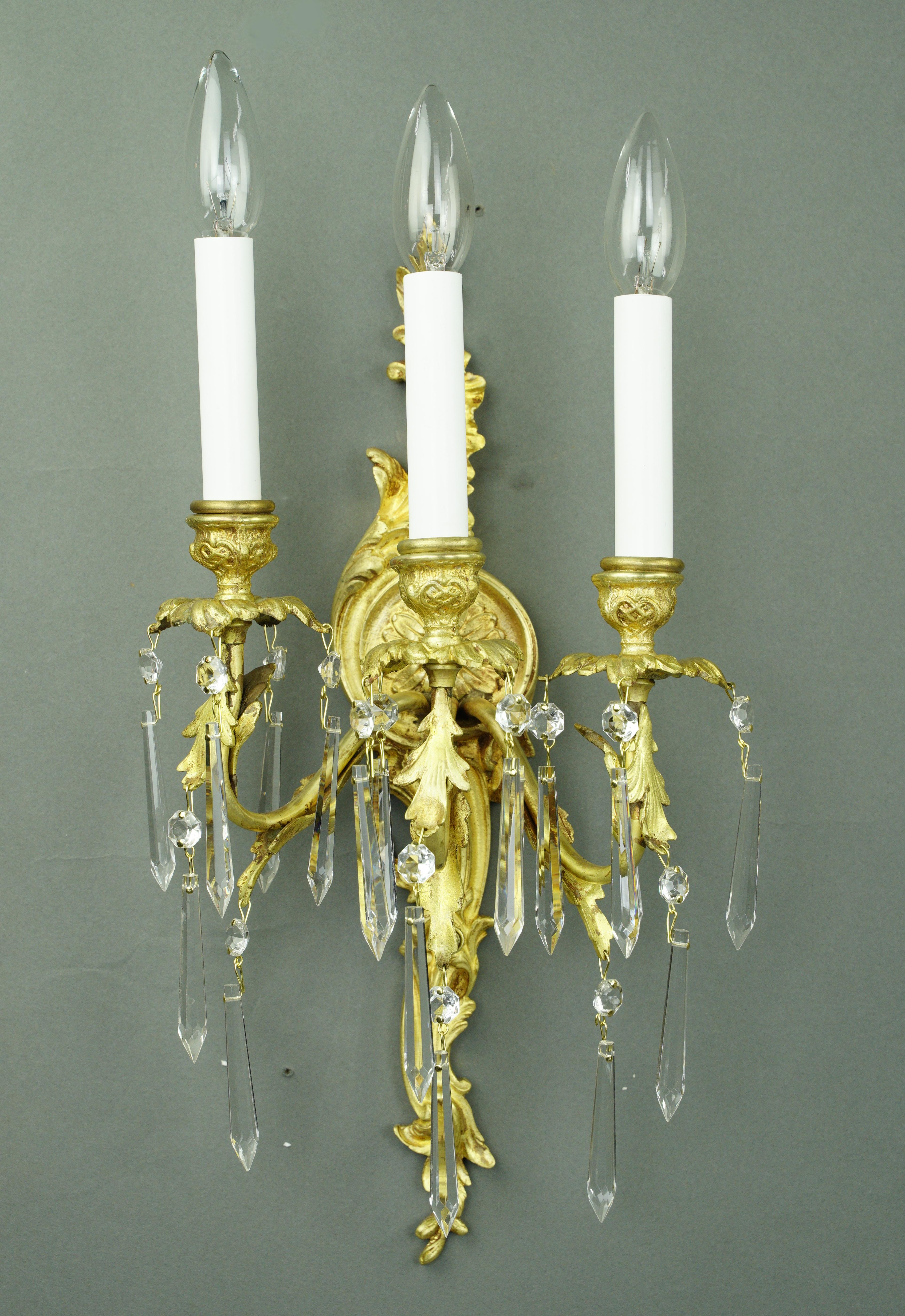 Doré Paire d'appliques murales françaises en bronze doré et cristal en vente