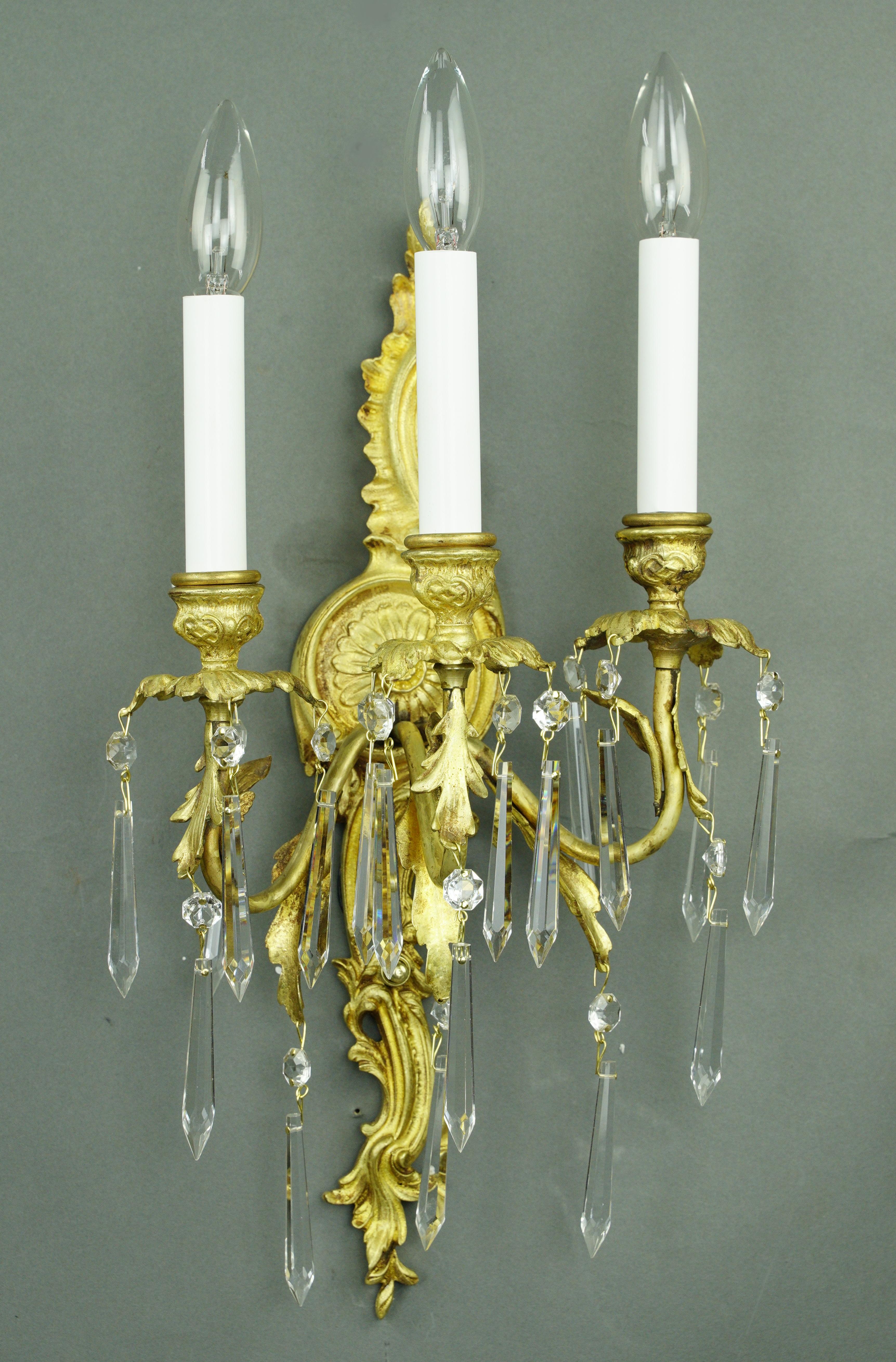 Paire d'appliques murales françaises en bronze doré et cristal Bon état - En vente à New York, NY