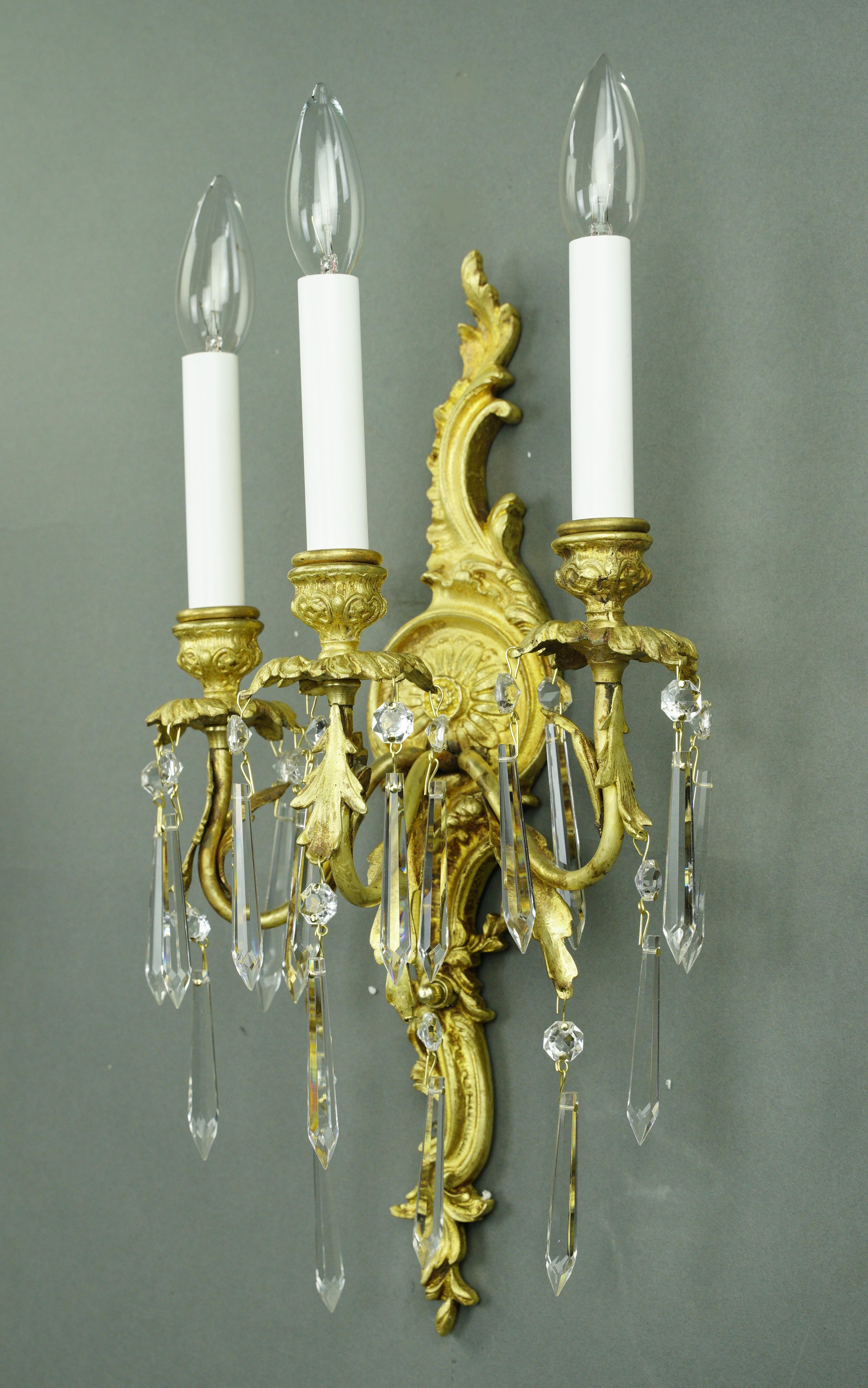 20ième siècle Paire d'appliques murales françaises en bronze doré et cristal en vente