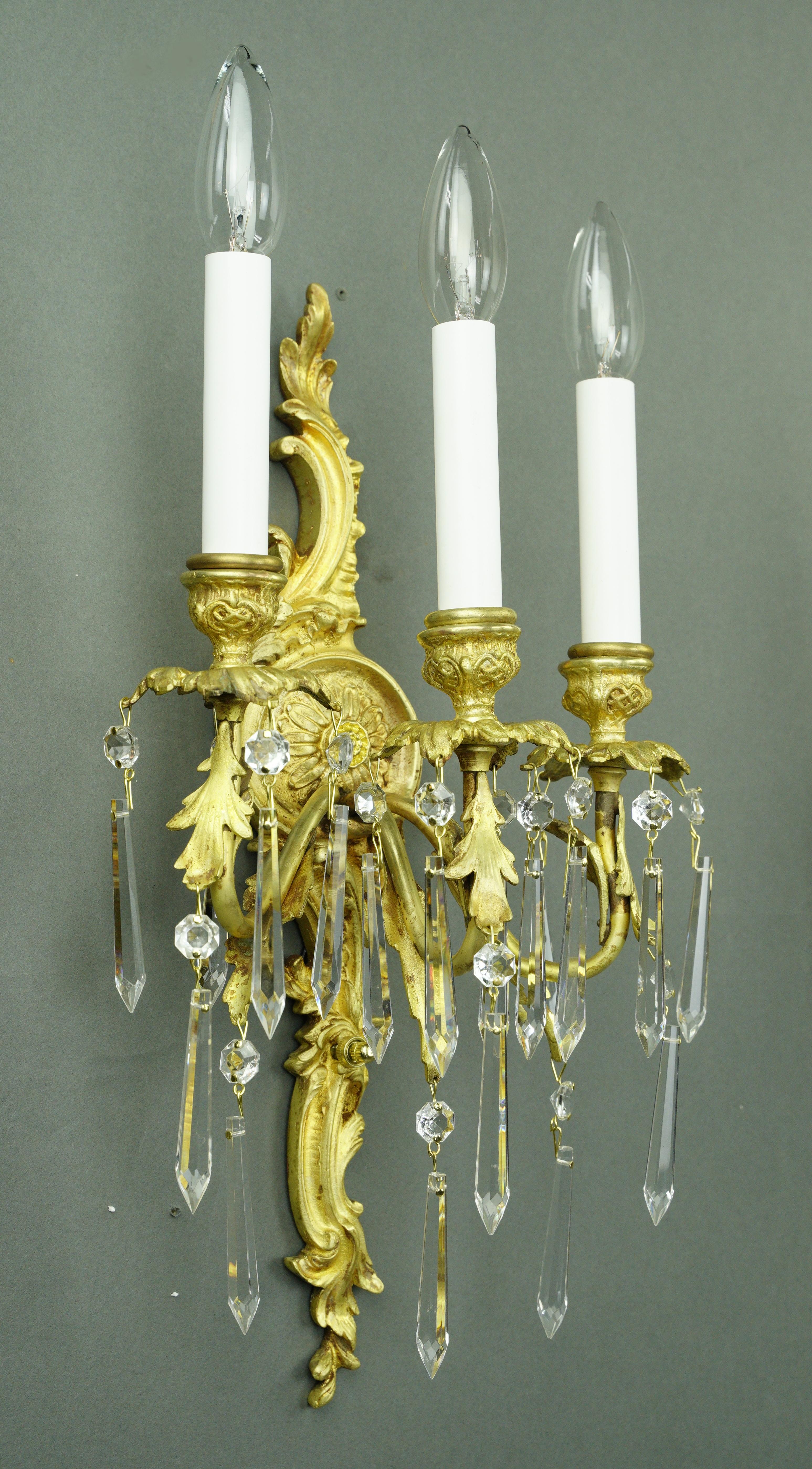 Bronze Paire d'appliques murales françaises en bronze doré et cristal en vente