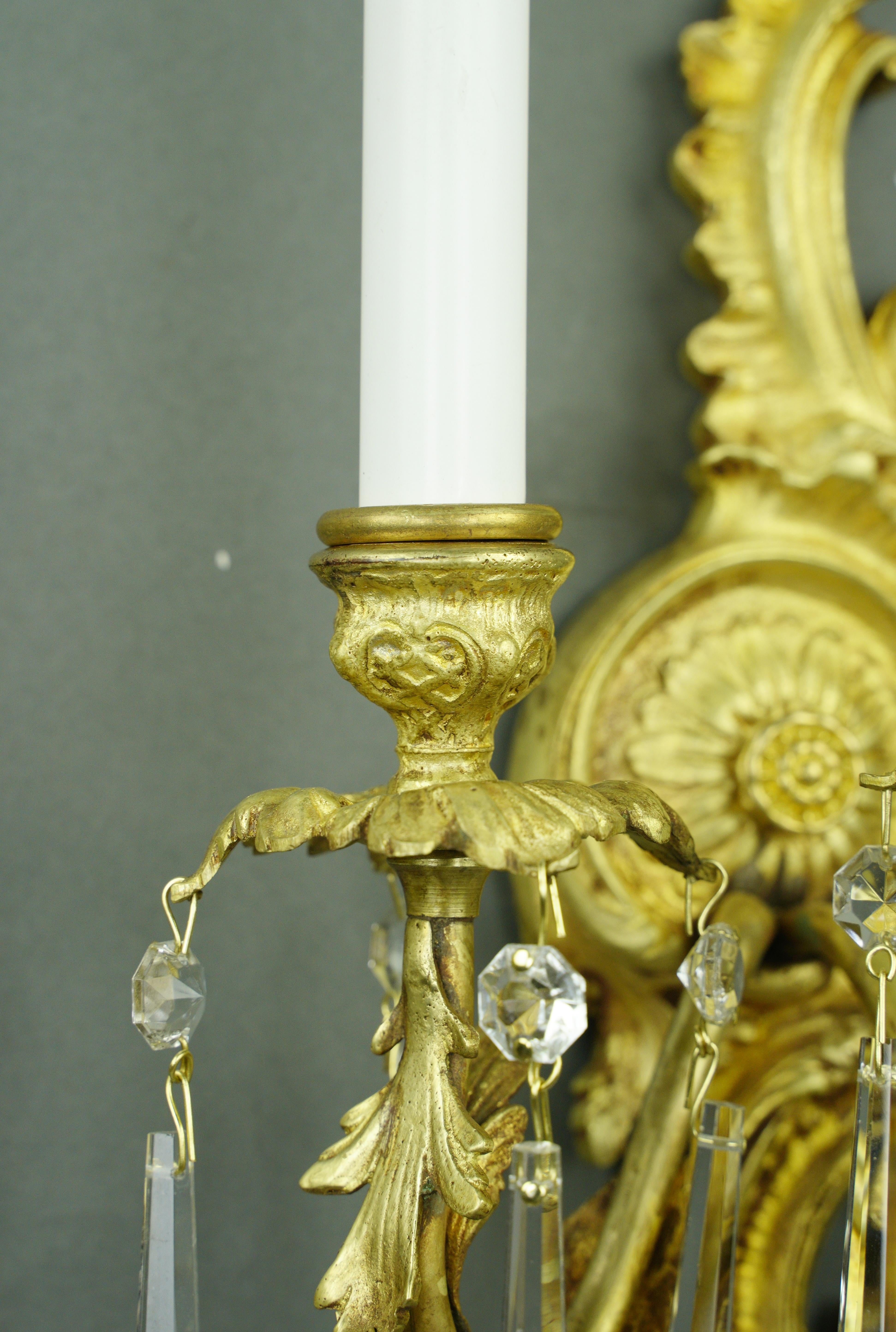Paire d'appliques murales françaises en bronze doré et cristal en vente 1