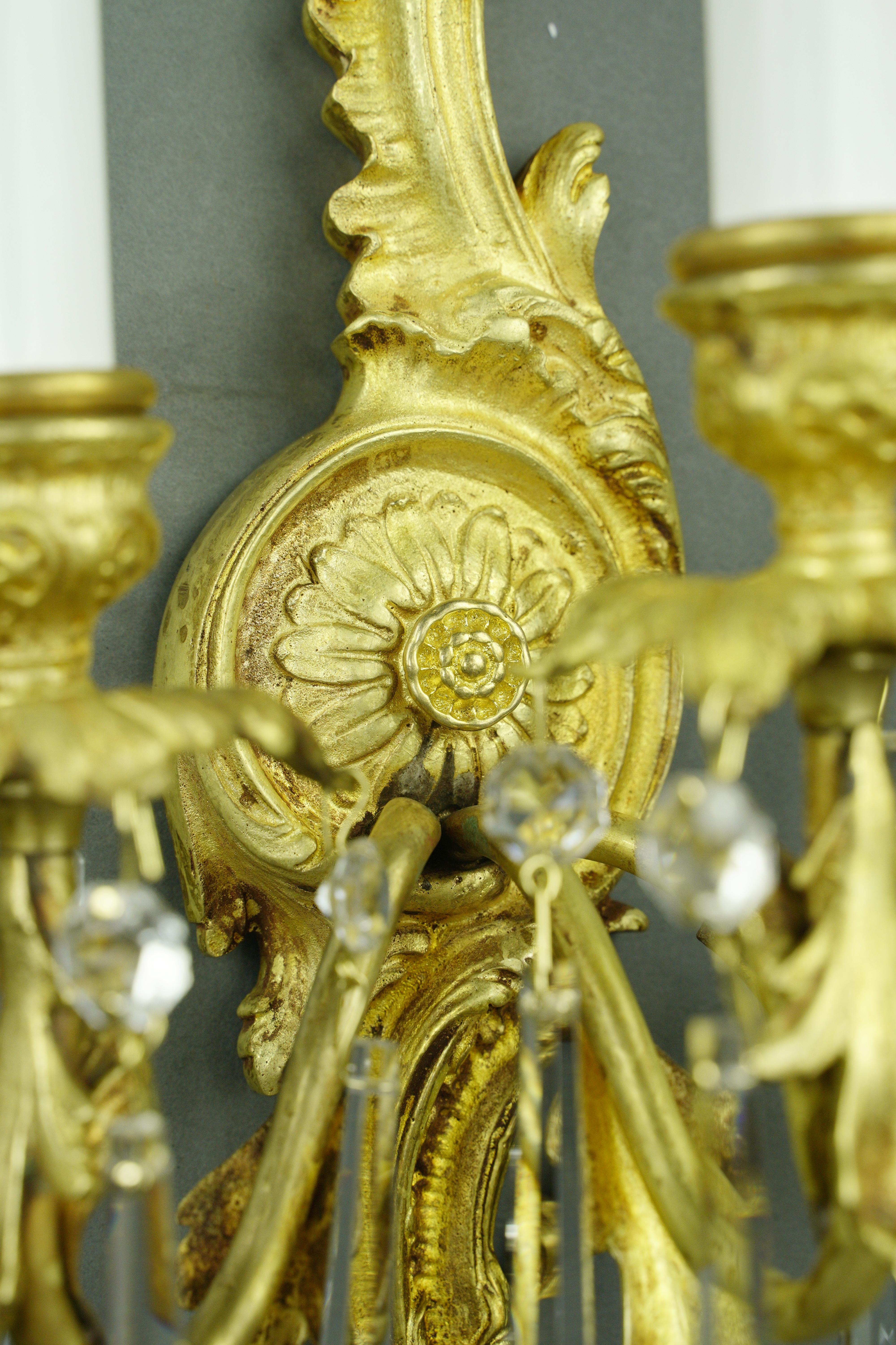 Paire d'appliques murales françaises en bronze doré et cristal en vente 2