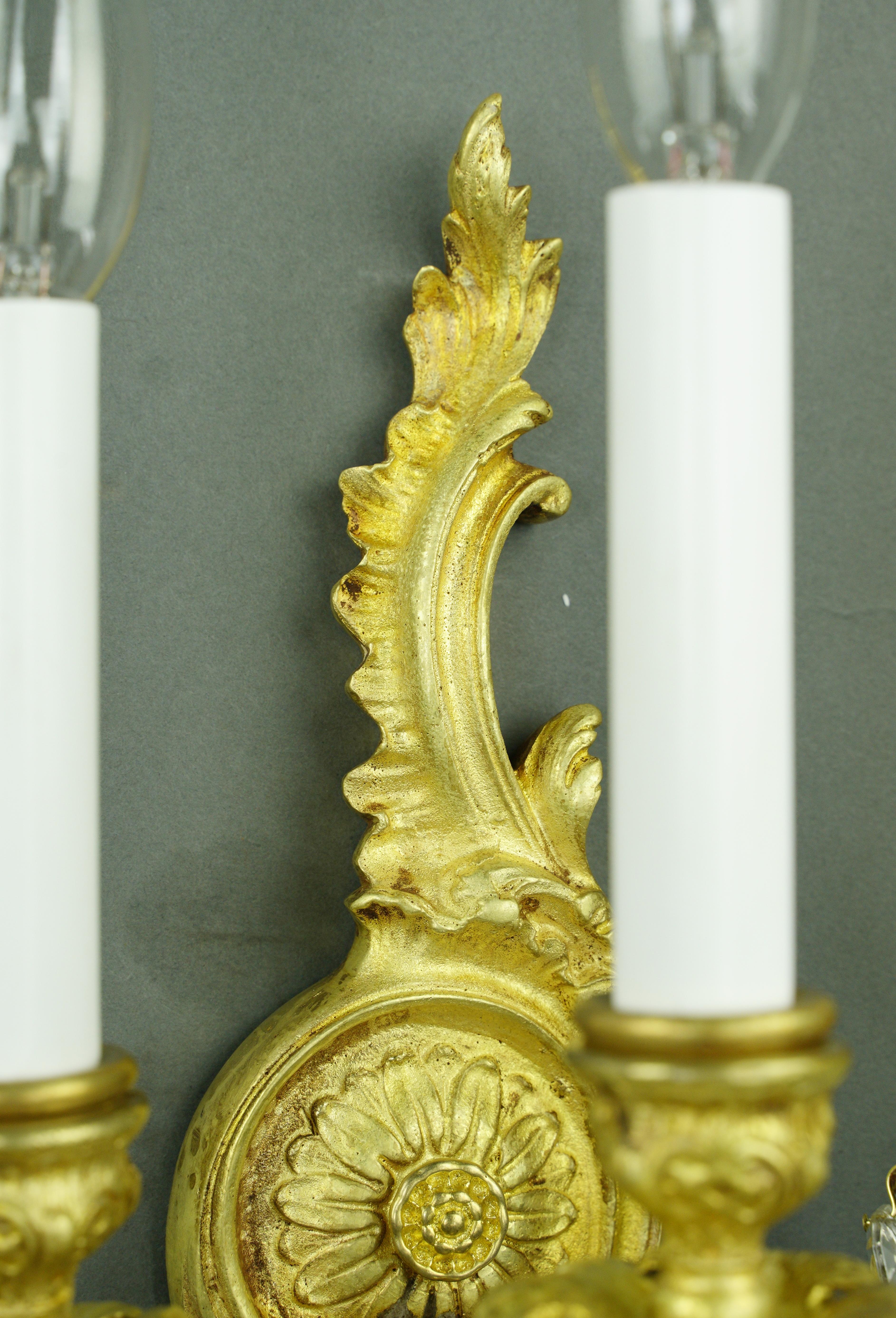 Paire d'appliques murales françaises en bronze doré et cristal en vente 3