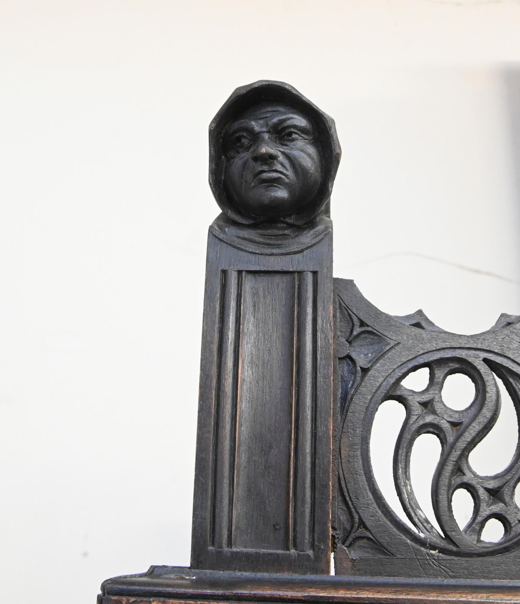 Paire d'armoires gothiques françaises à montants en chêne sculpté, 1880 en vente 5