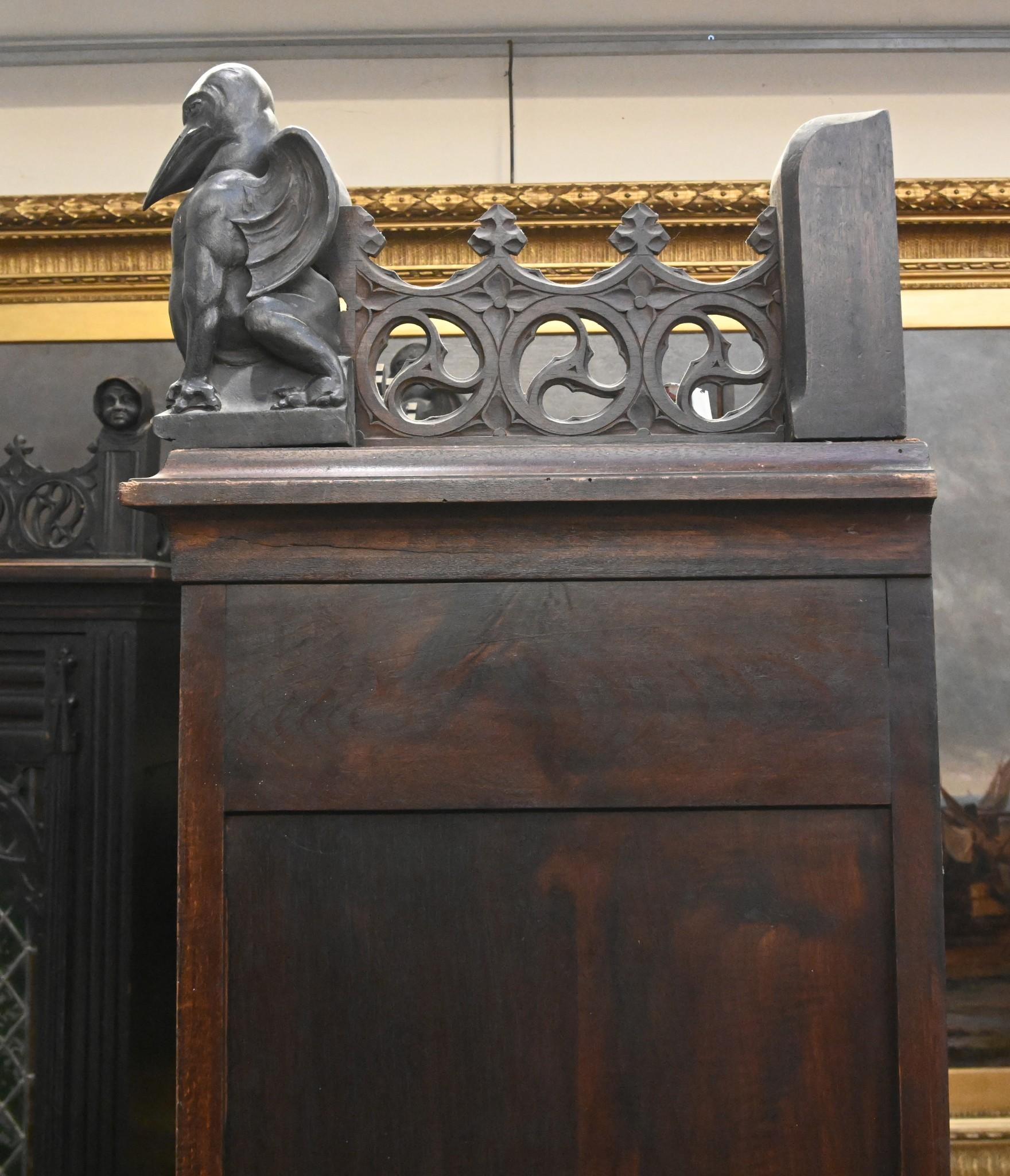 Paire d'armoires gothiques françaises à montants en chêne sculpté, 1880 en vente 6