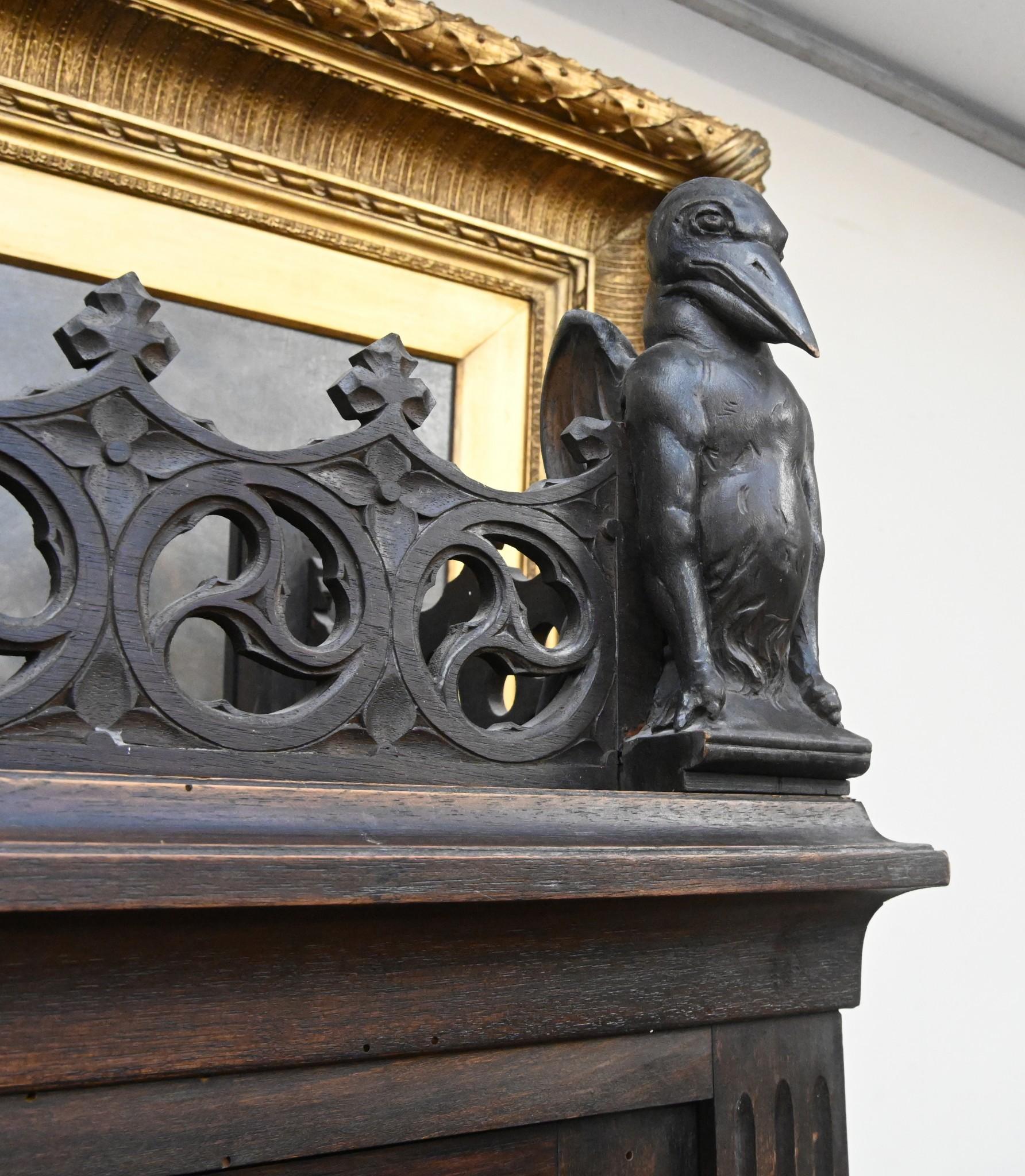 Paire d'armoires gothiques françaises à montants en chêne sculpté, 1880 en vente 9