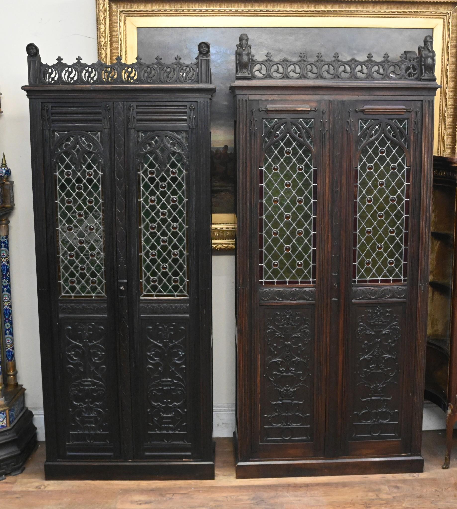 Paire d'armoires gothiques françaises à montants en chêne sculpté, 1880 en vente 10