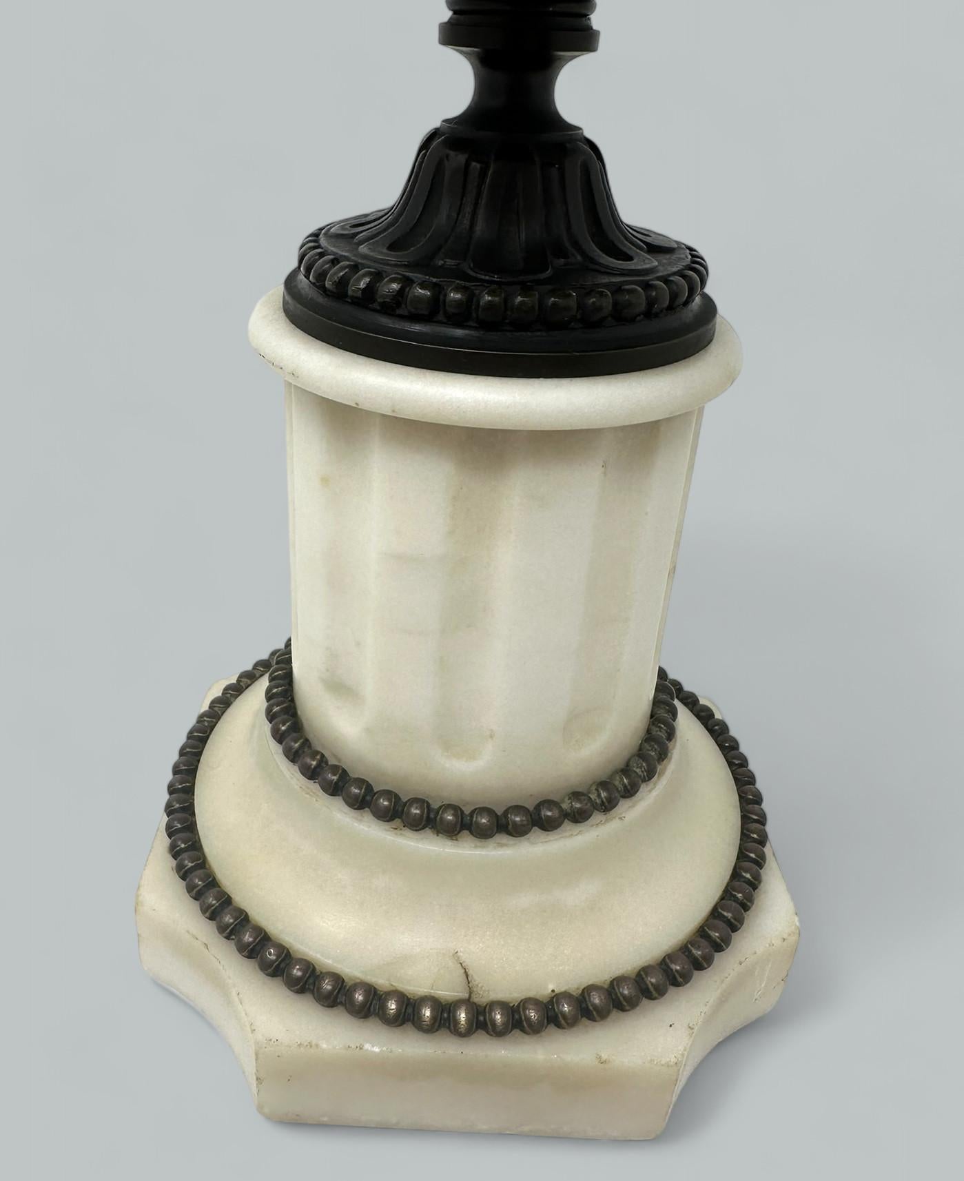 Coppia di vasi in marmo statutario francese Grand Tour Ormolu Bronzo Dore 19Ct in vendita 3