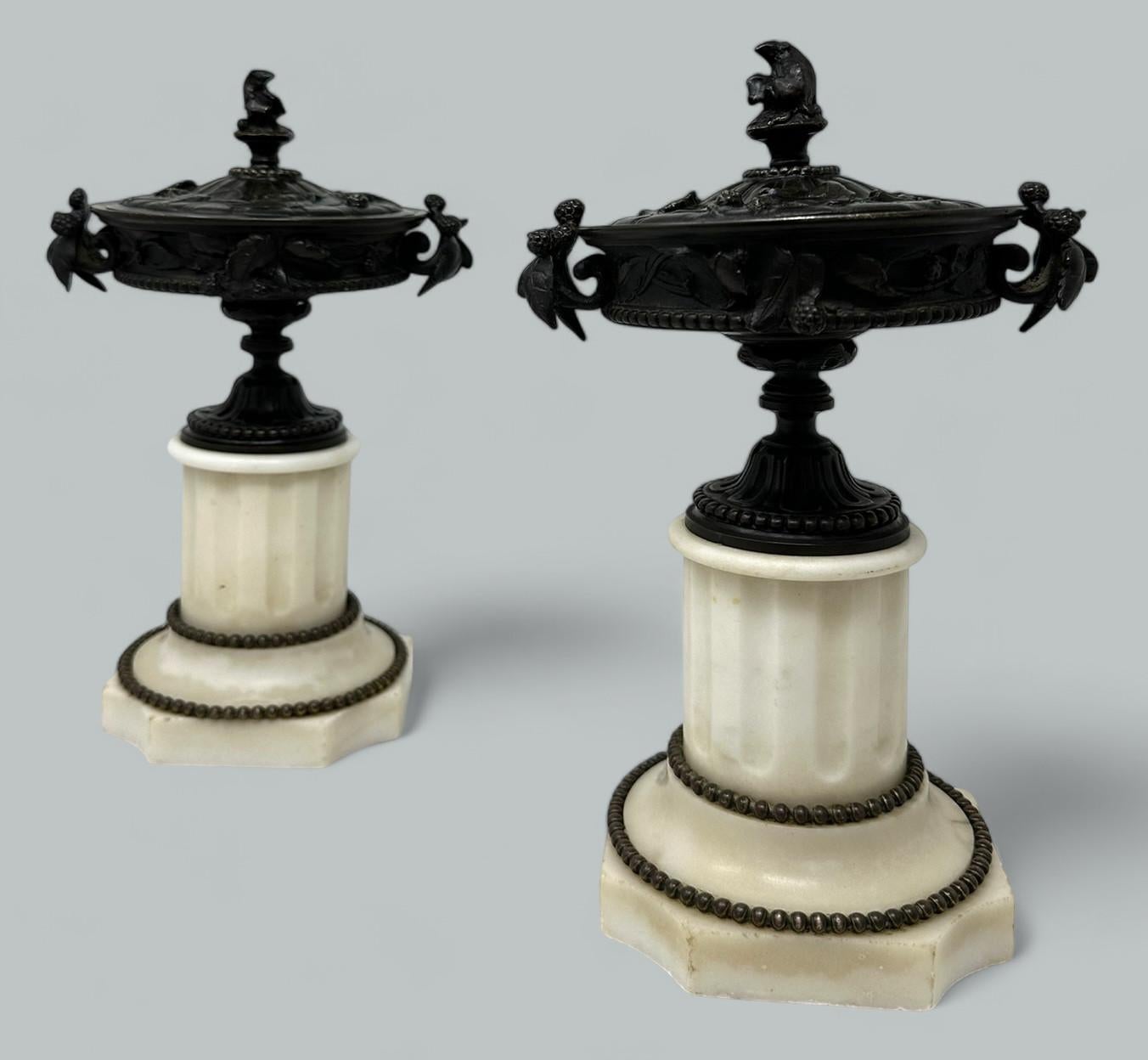 Regency Coppia di vasi in marmo statutario francese Grand Tour Ormolu Bronzo Dore 19Ct in vendita