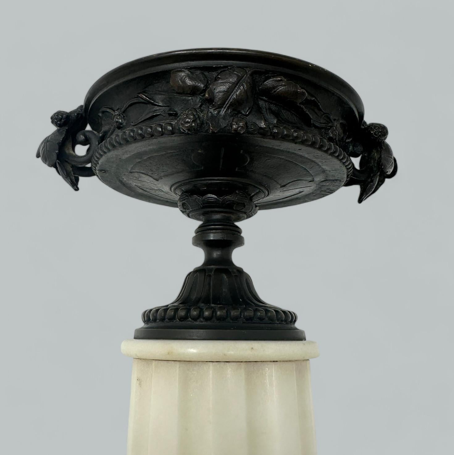 Coppia di vasi in marmo statutario francese Grand Tour Ormolu Bronzo Dore 19Ct In condizioni buone in vendita a Dublin, Ireland