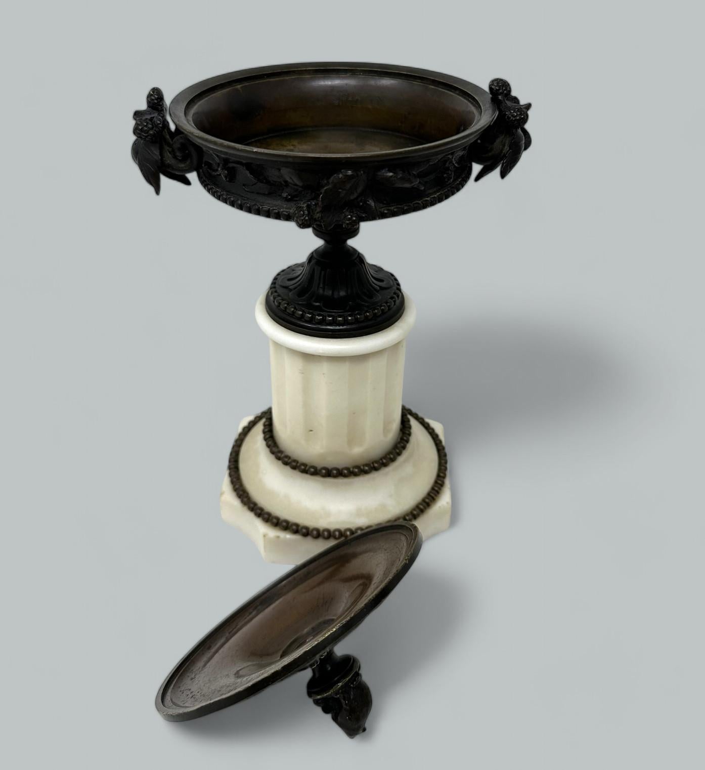XIX secolo Coppia di vasi in marmo statutario francese Grand Tour Ormolu Bronzo Dore 19Ct in vendita
