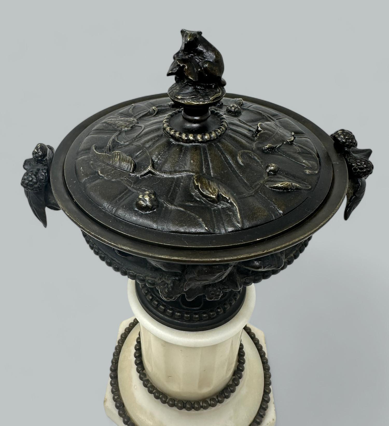 Coppia di vasi in marmo statutario francese Grand Tour Ormolu Bronzo Dore 19Ct in vendita 1