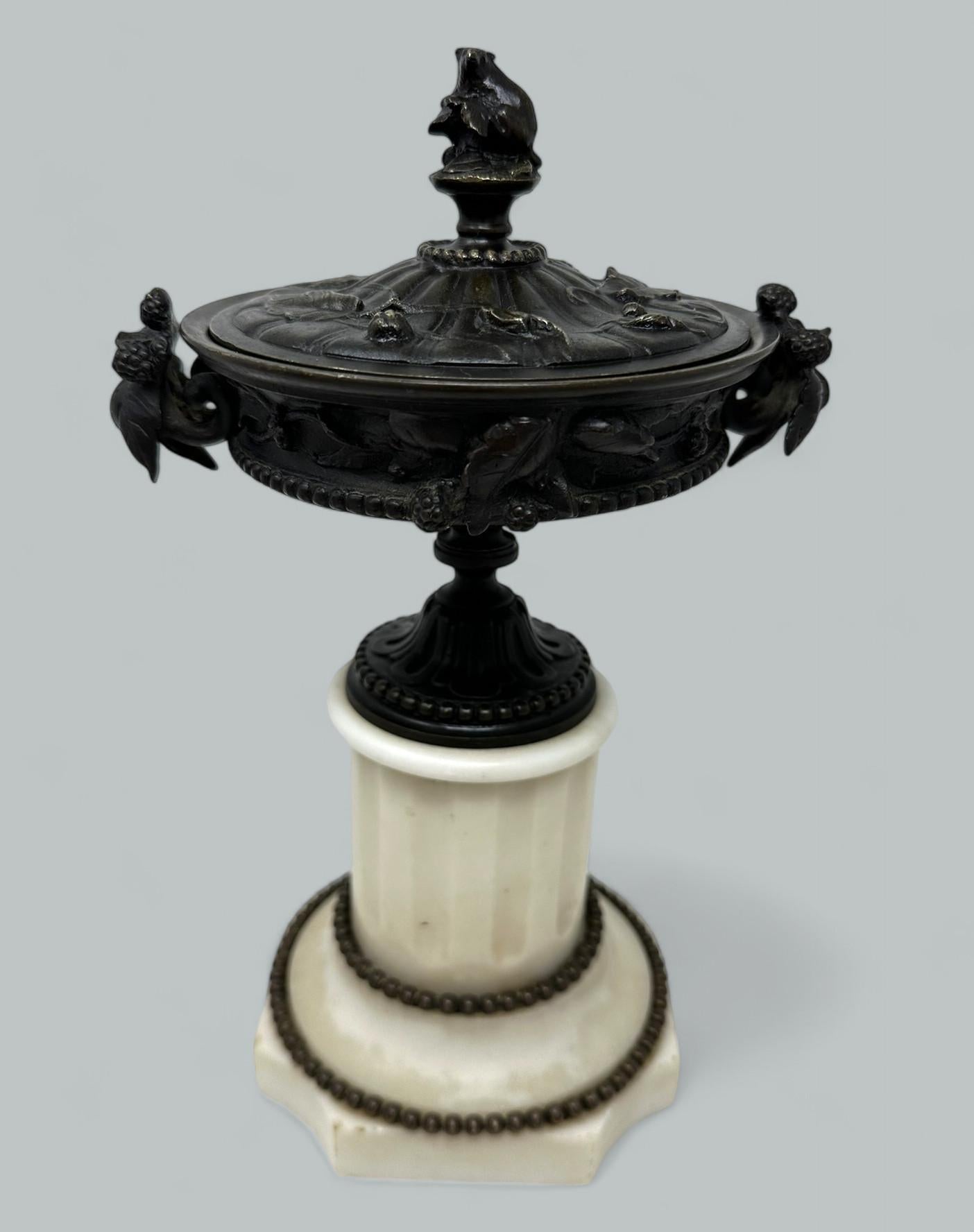 Coppia di vasi in marmo statutario francese Grand Tour Ormolu Bronzo Dore 19Ct in vendita 2