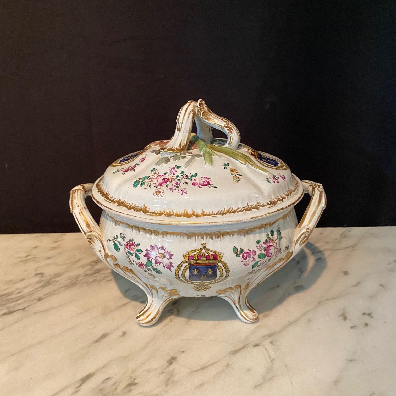Pareja de soperas francesas de porcelana de loza pintadas a mano con escudos de armas en venta 3