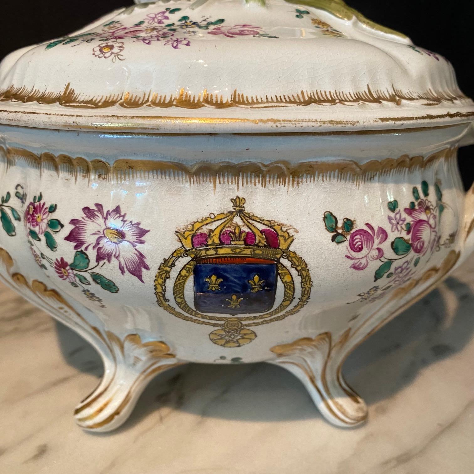 Pareja de soperas francesas de porcelana de loza pintadas a mano con escudos de armas en venta 4