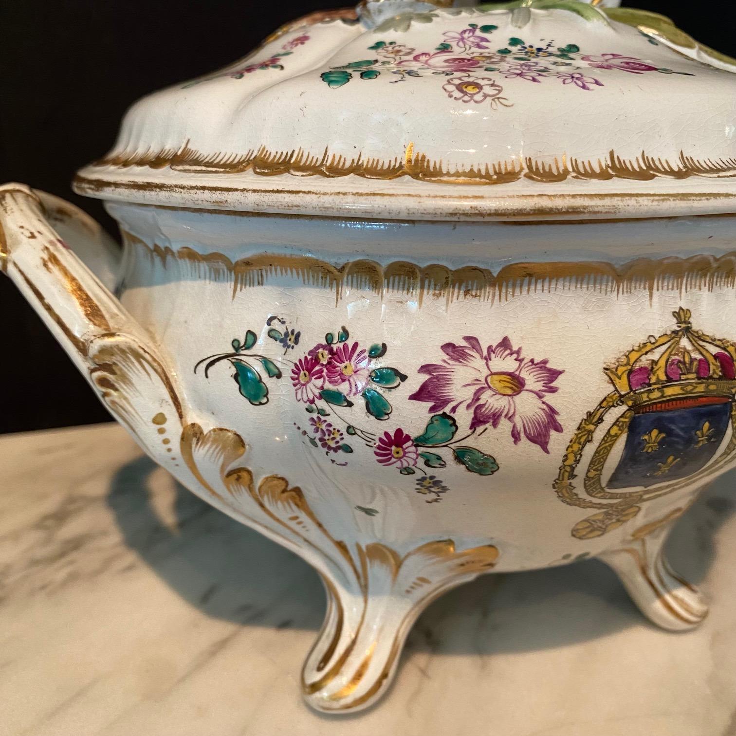 Pareja de soperas francesas de porcelana de loza pintadas a mano con escudos de armas en venta 5