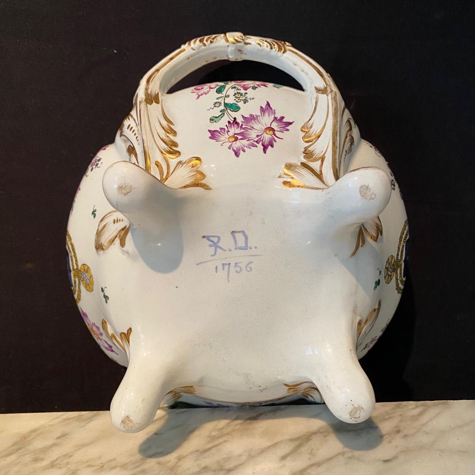 Pareja de soperas francesas de porcelana de loza pintadas a mano con escudos de armas en venta 6