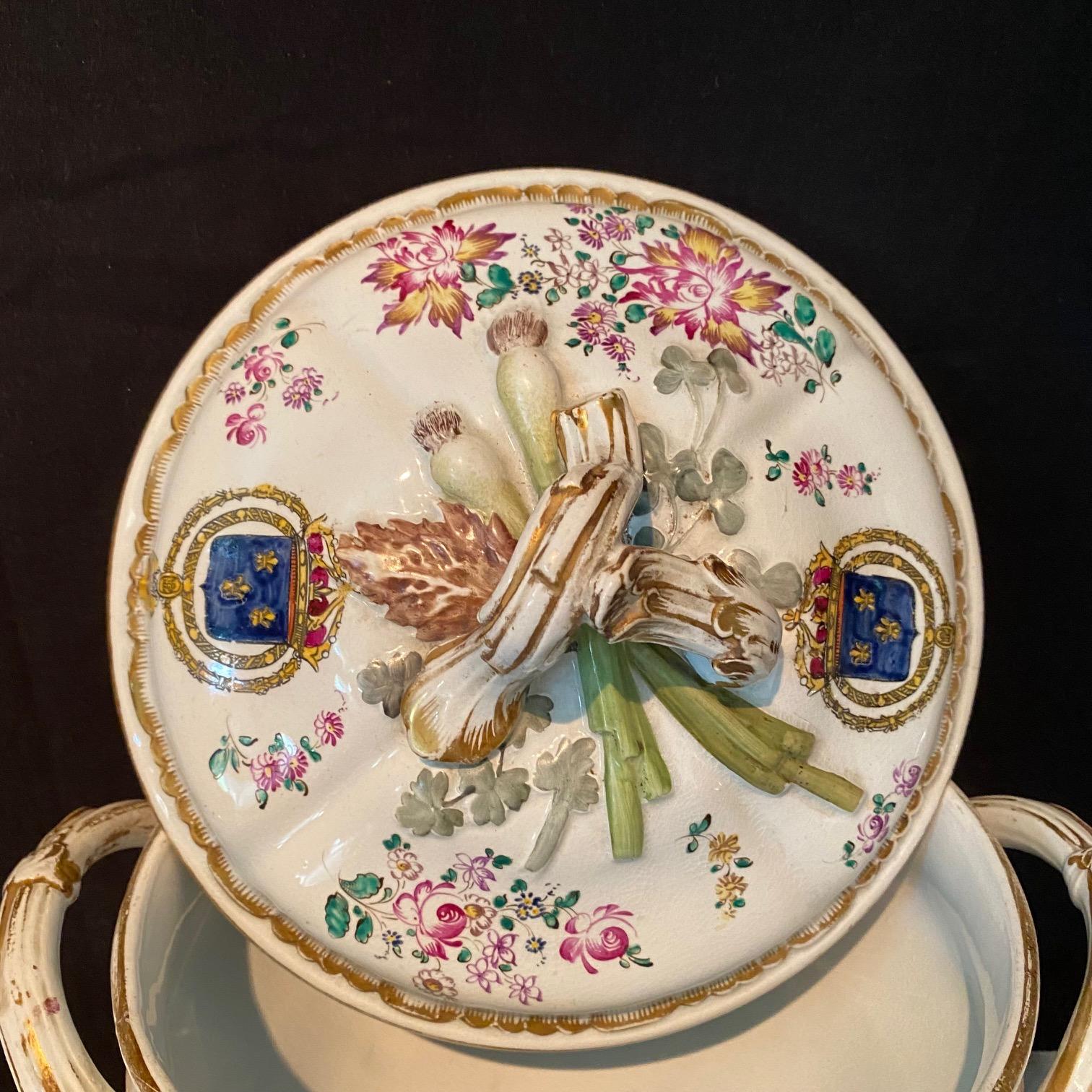 Pareja de soperas francesas de porcelana de loza pintadas a mano con escudos de armas en Bueno estado para la venta en Hopewell, NJ
