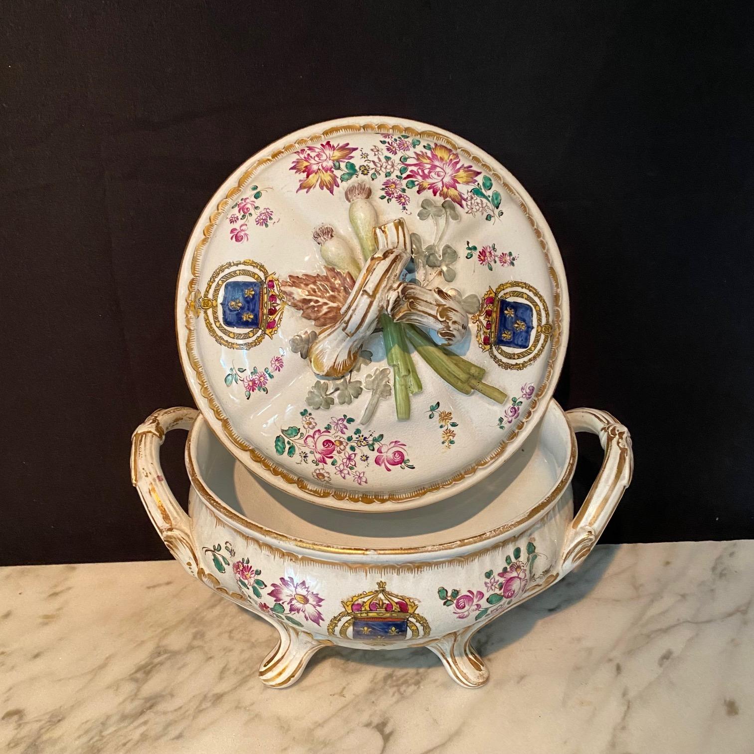 Pareja de soperas francesas de porcelana de loza pintadas a mano con escudos de armas Fayenza en venta