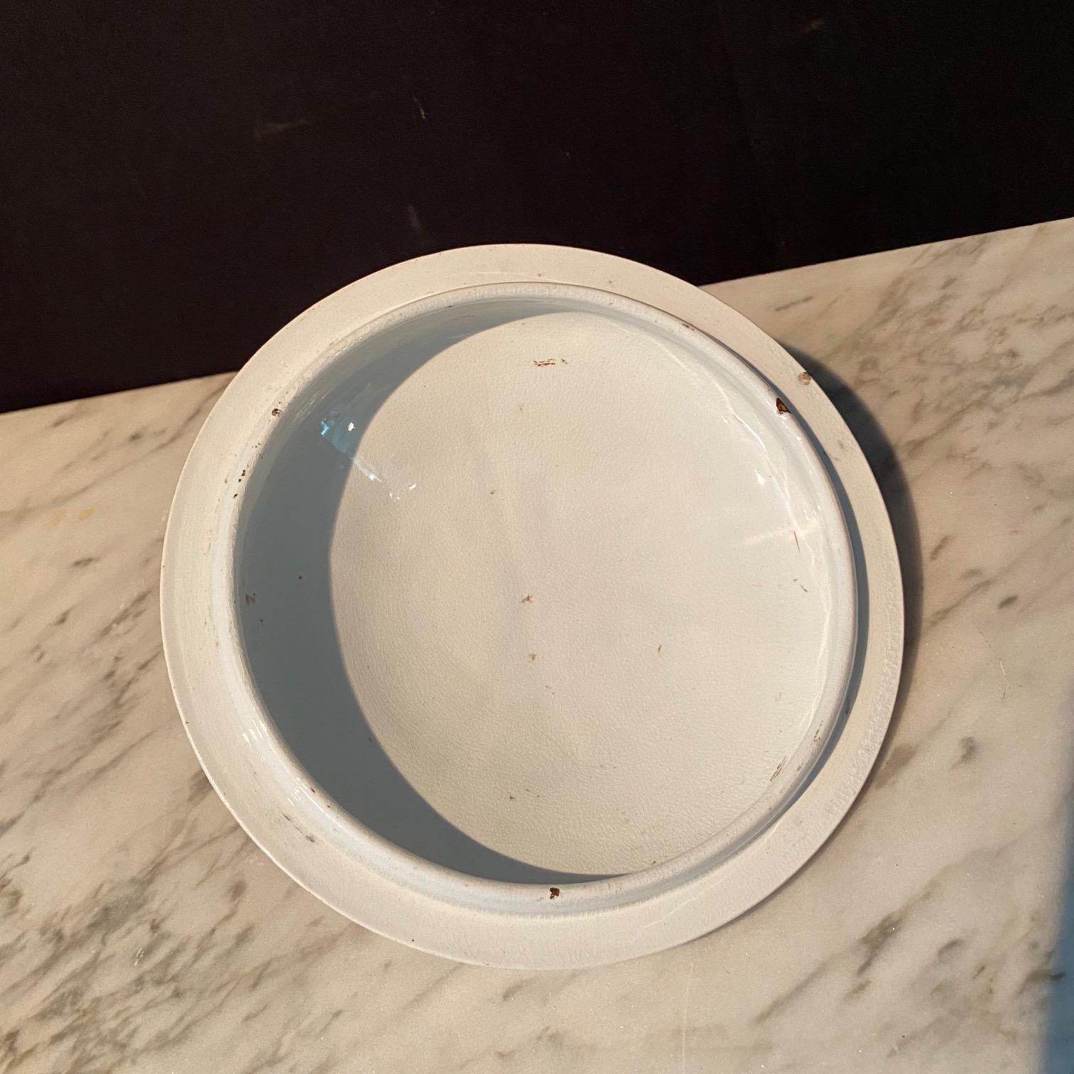 Pareja de soperas francesas de porcelana de loza pintadas a mano con escudos de armas en venta 1