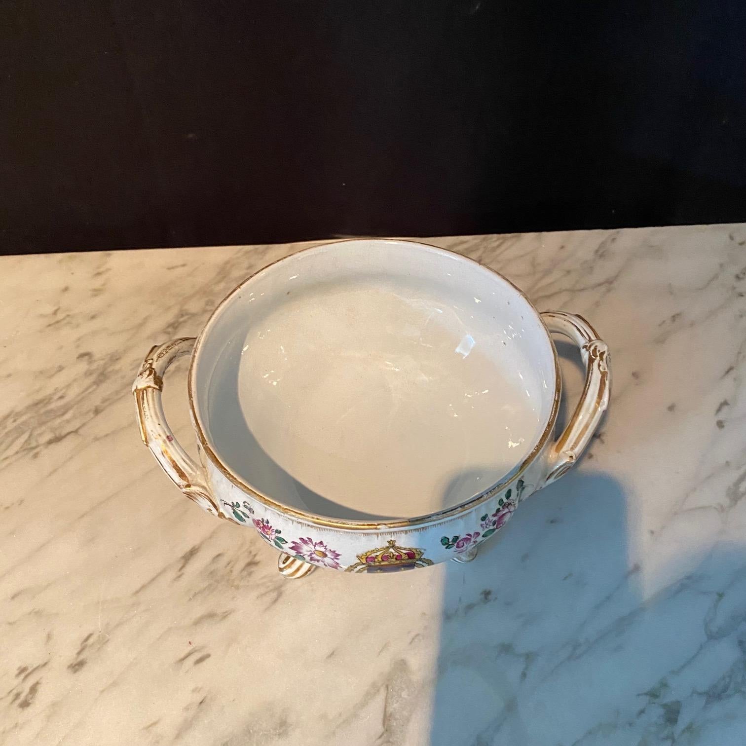 Pareja de soperas francesas de porcelana de loza pintadas a mano con escudos de armas en venta 2